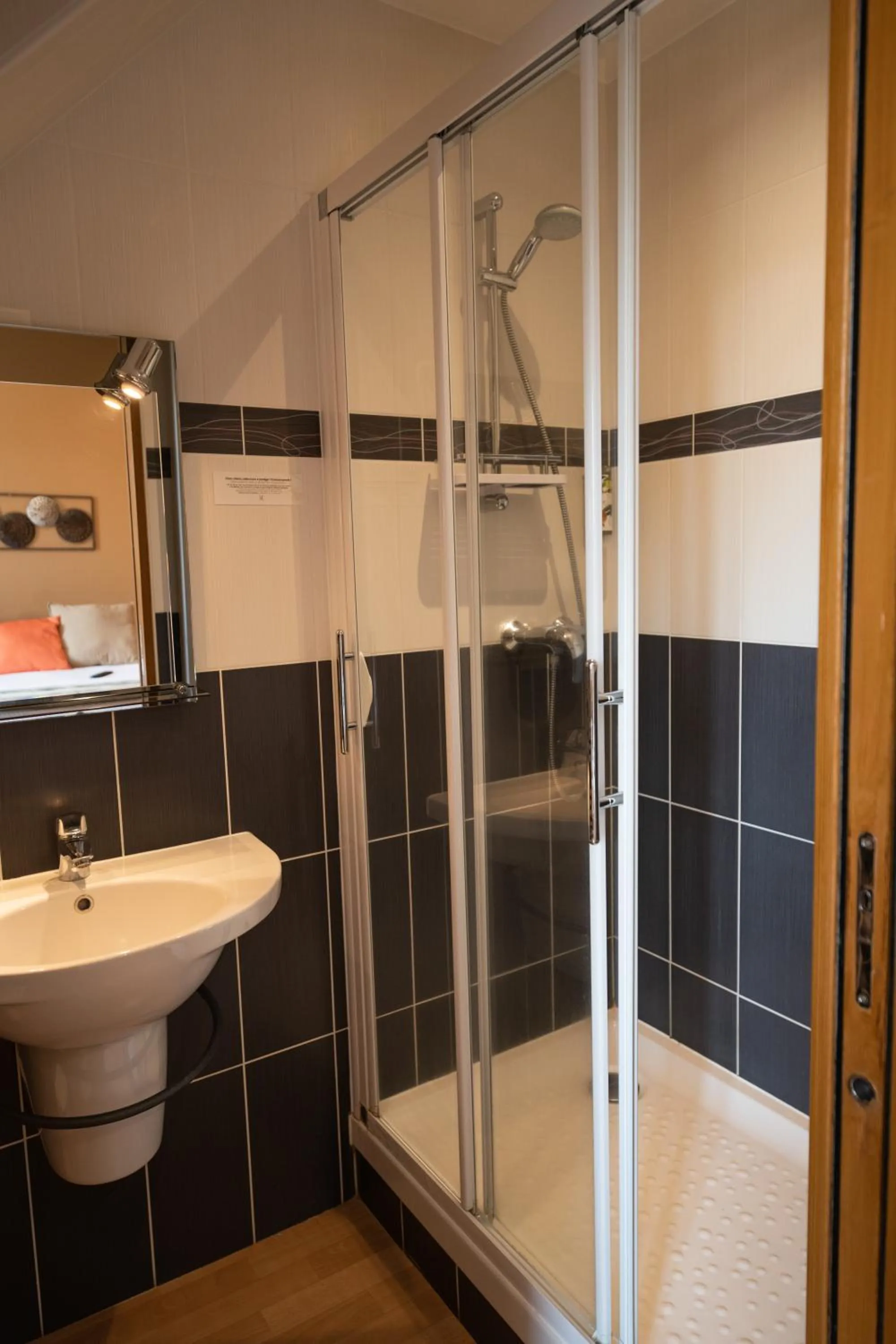 Shower in Logis Hotel Restaurant L'Escapade