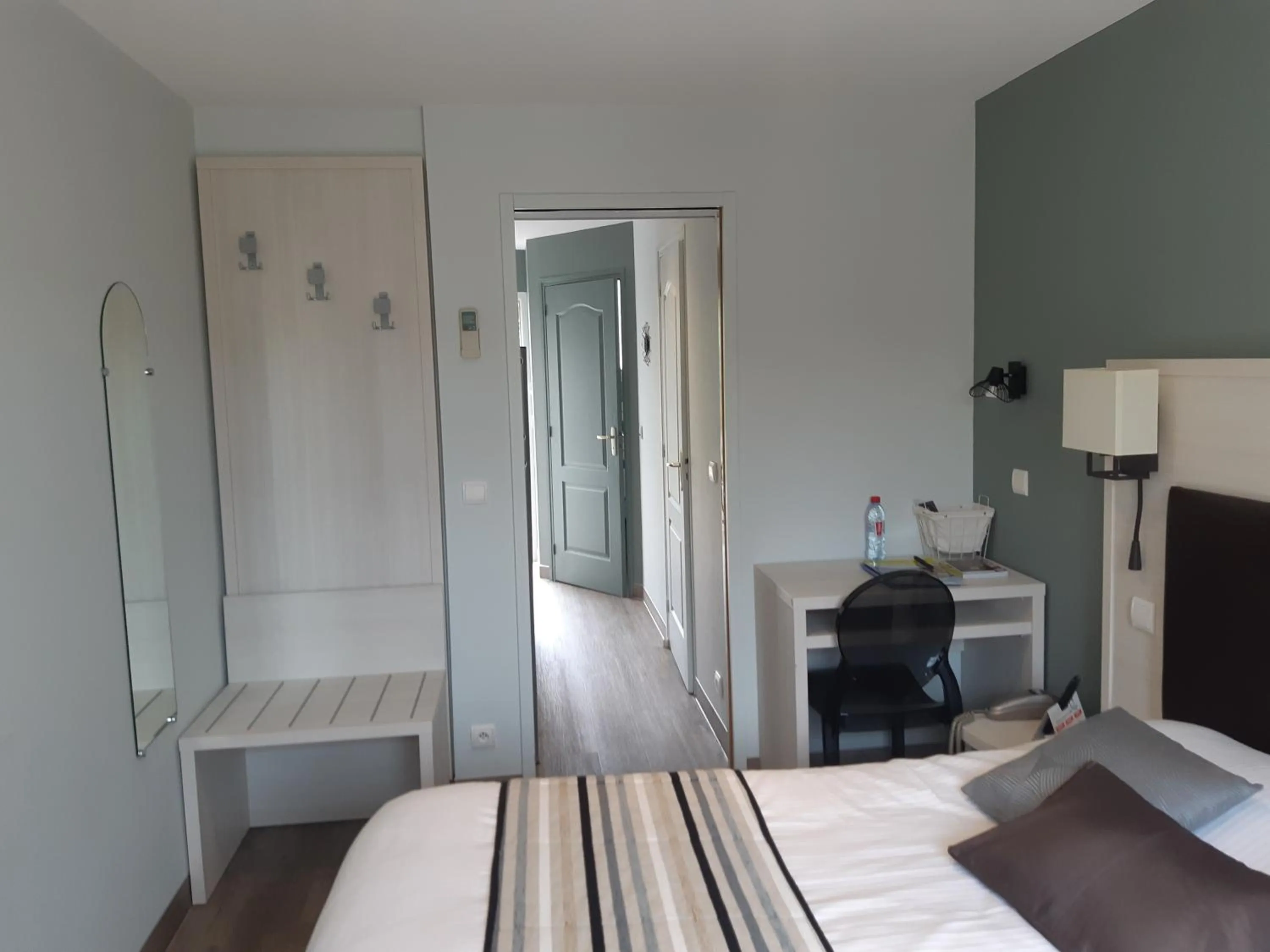 Bed in Logis Hotel Restaurant L'Escapade