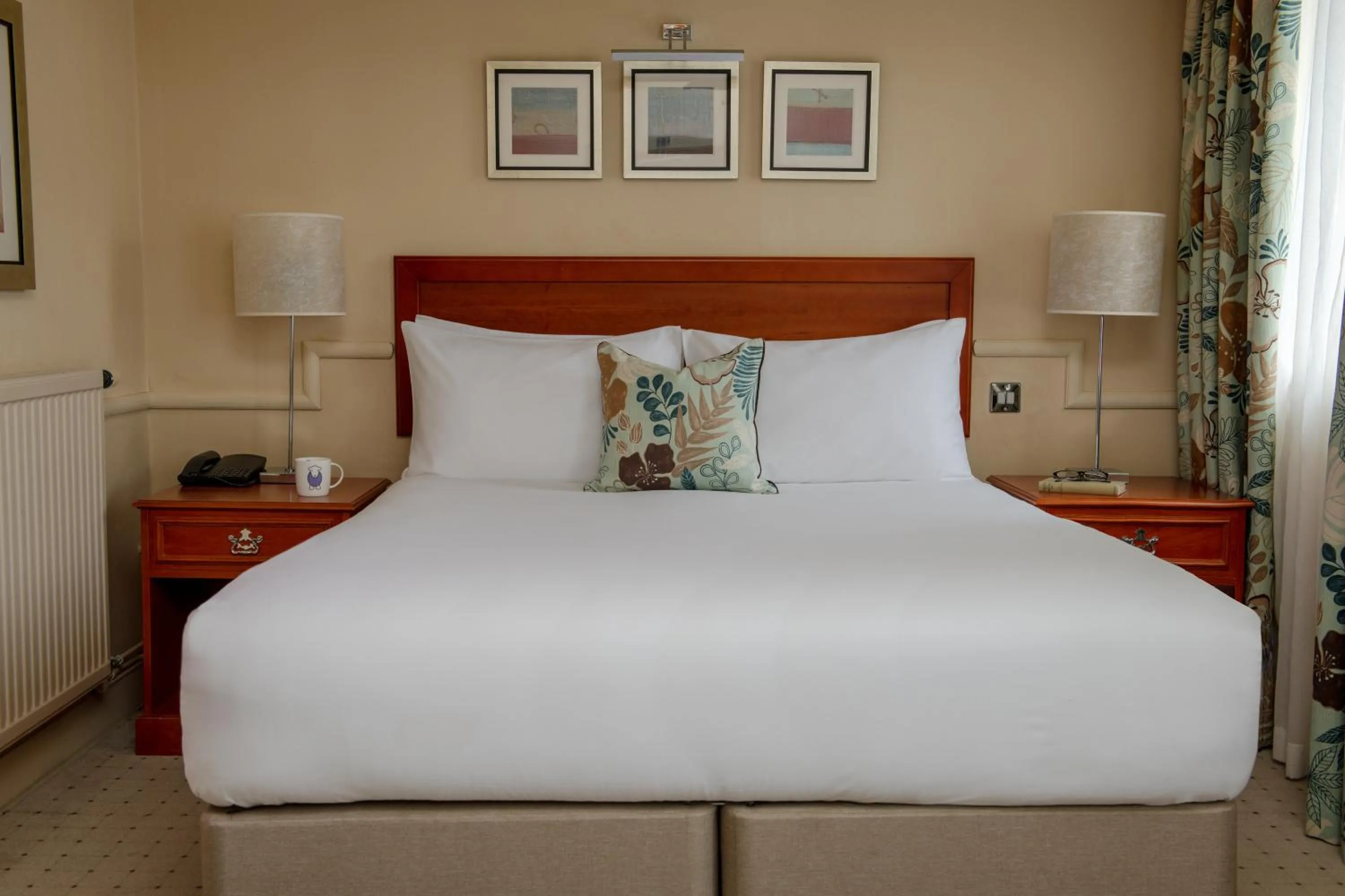 Junior Suite in North Lakes Hotel and Spa