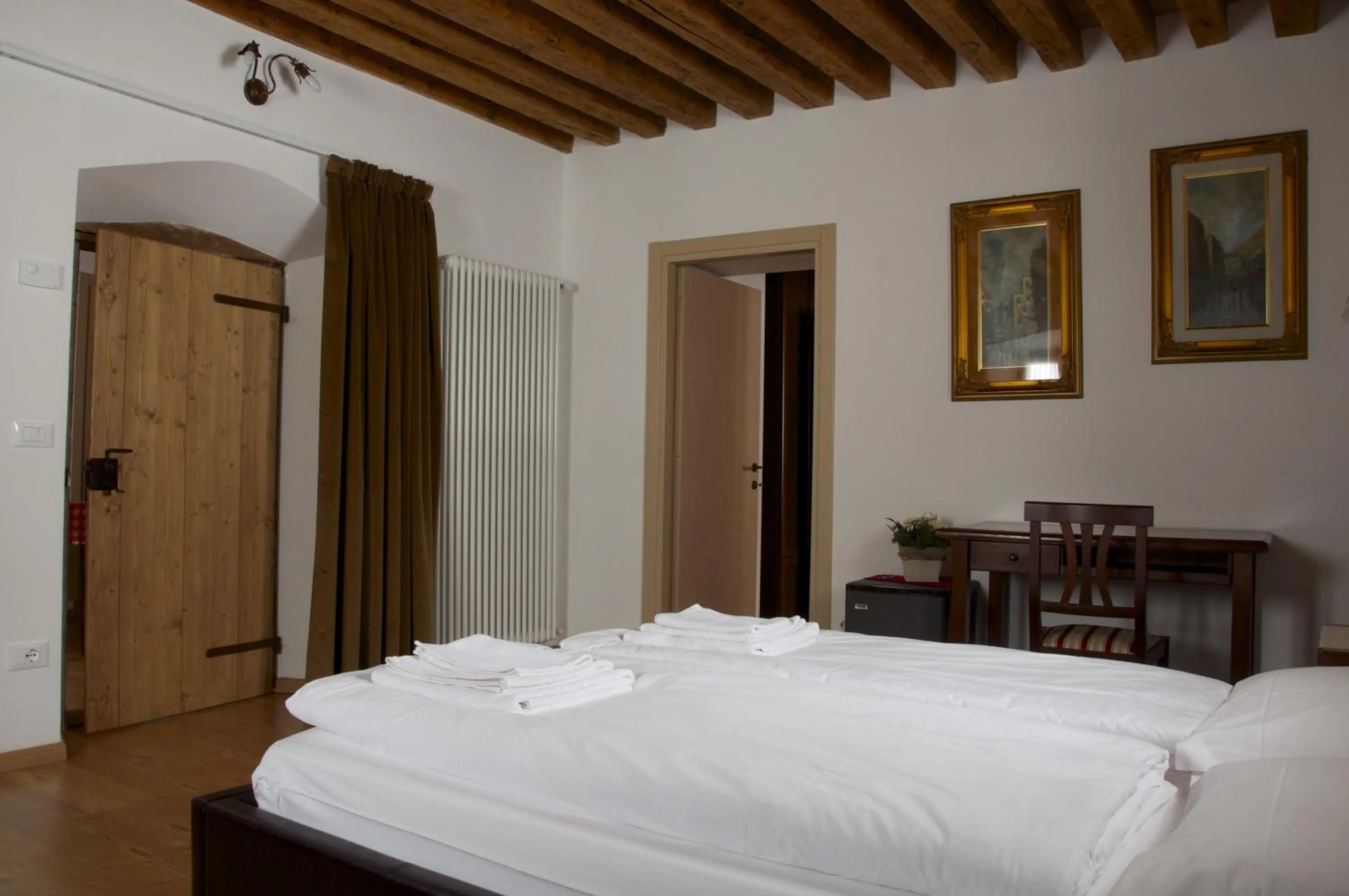 Photo of the whole room, Bed in Alla Regia