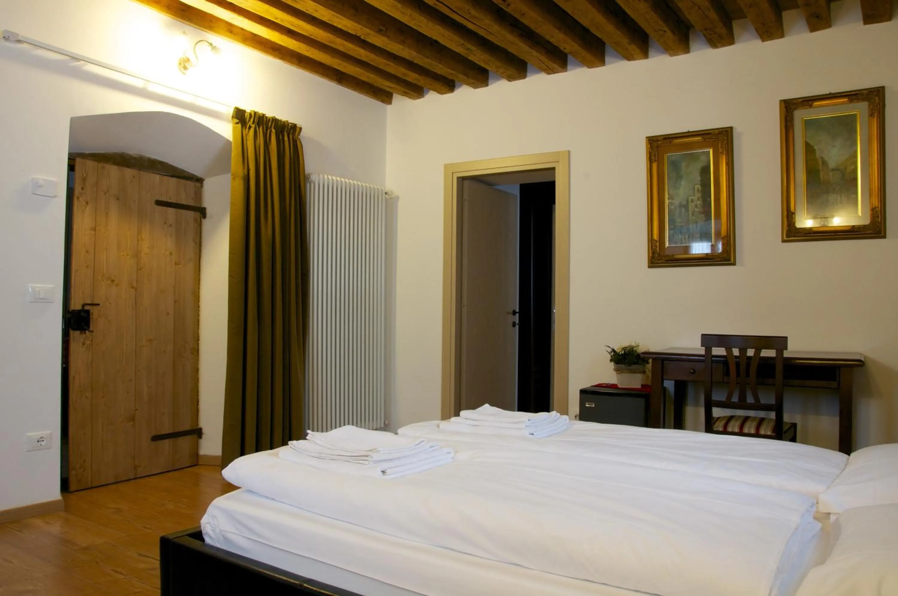 Photo of the whole room, Bed in Alla Regia