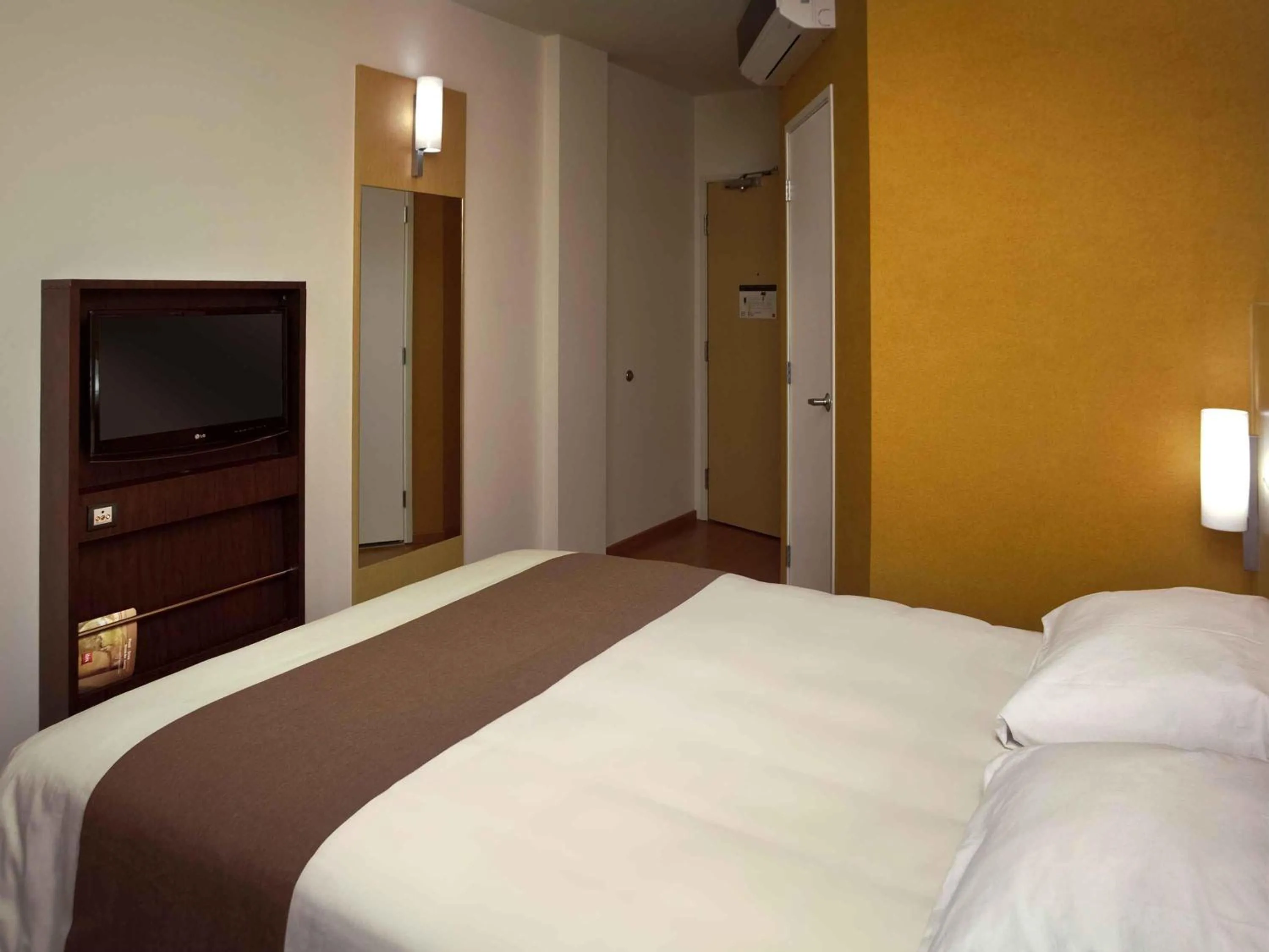 Bedroom, Bed in Ibis San Luis Potosi