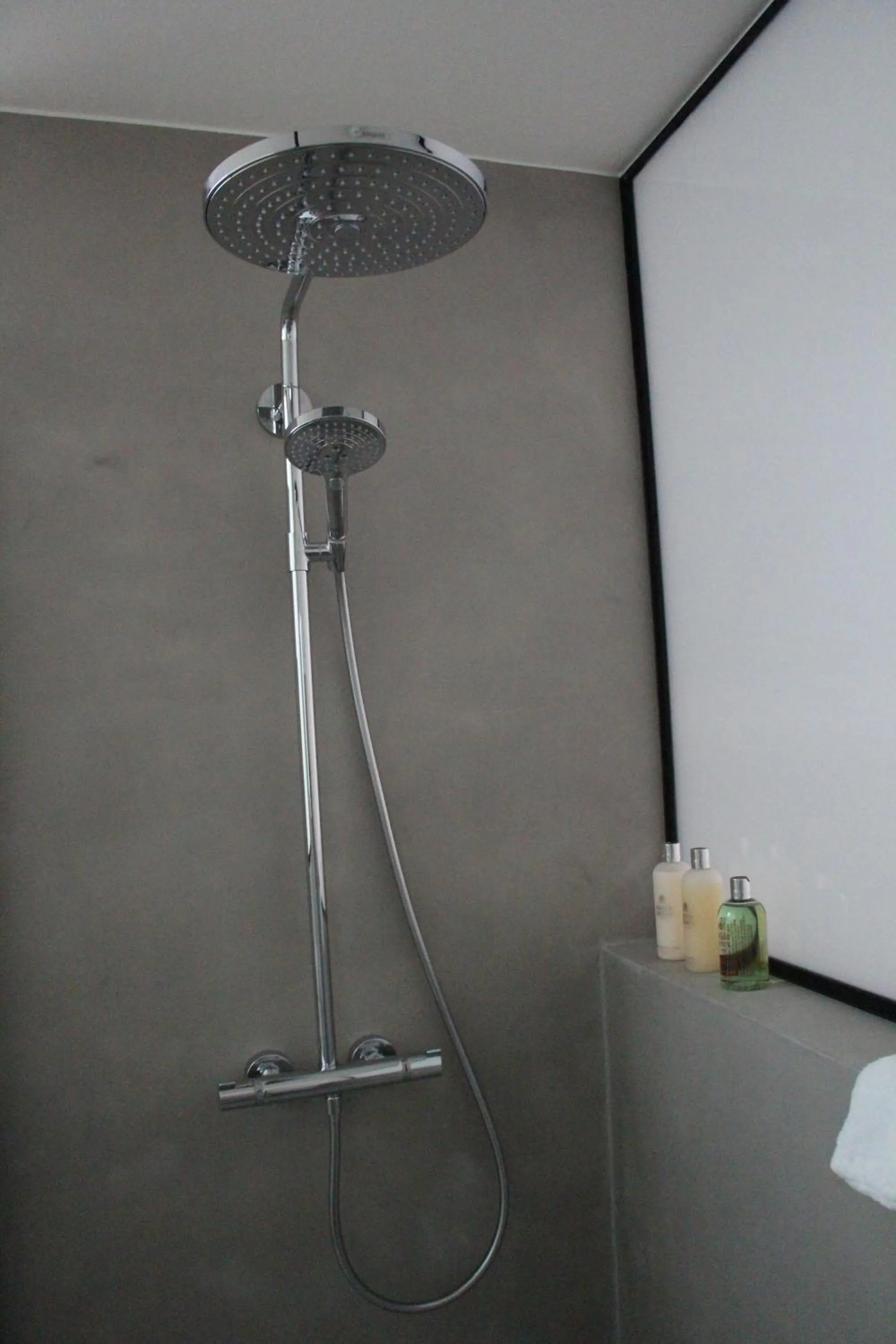 Shower in James & Leon