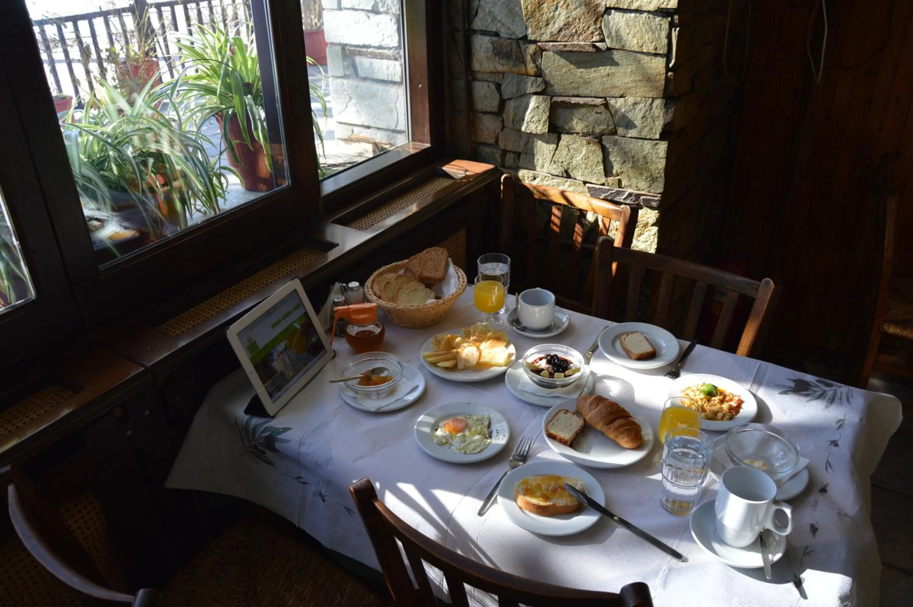 Restaurant/places to eat in Hotel Hani Zisi