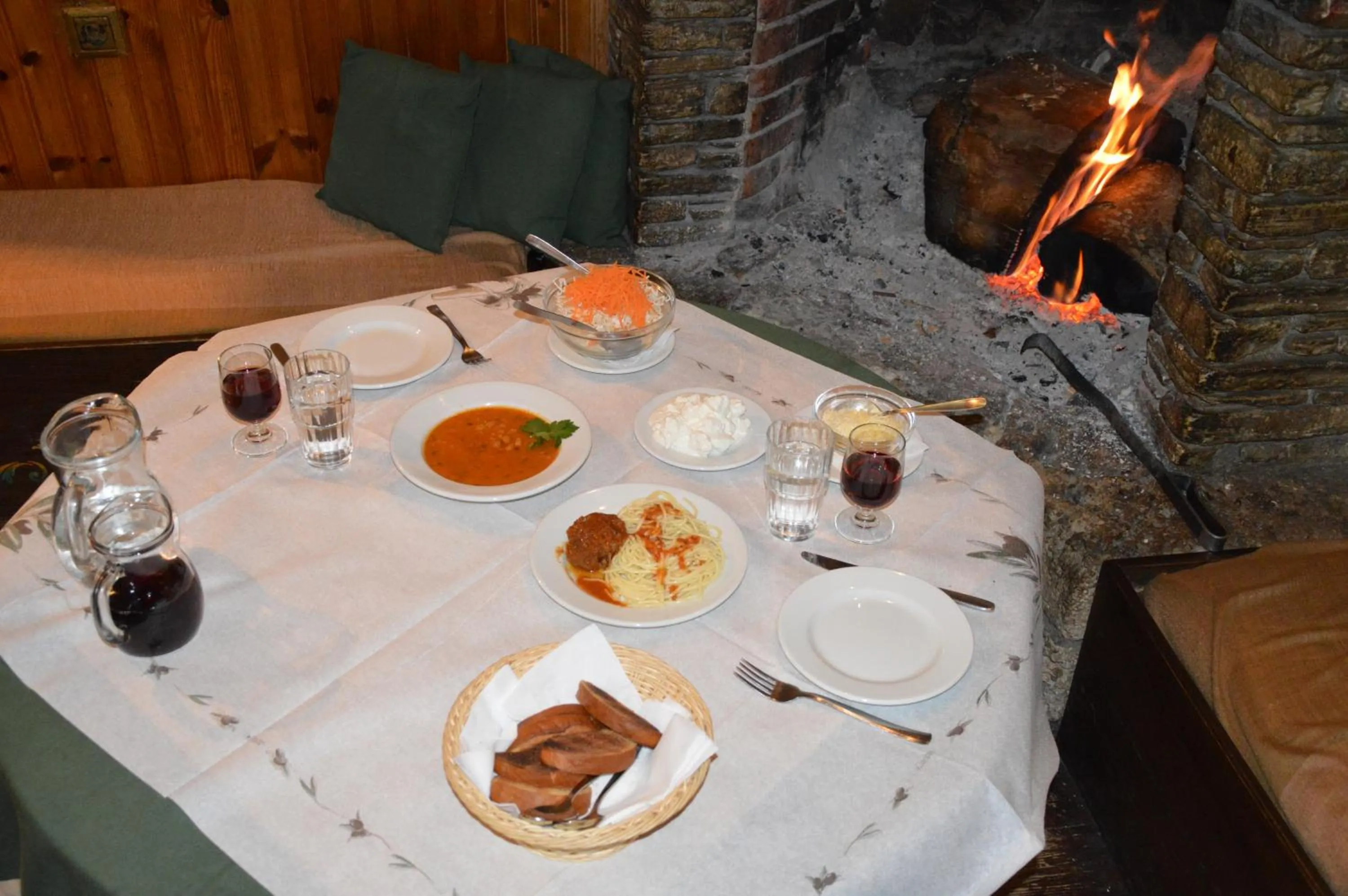 Restaurant/places to eat in Hotel Hani Zisi