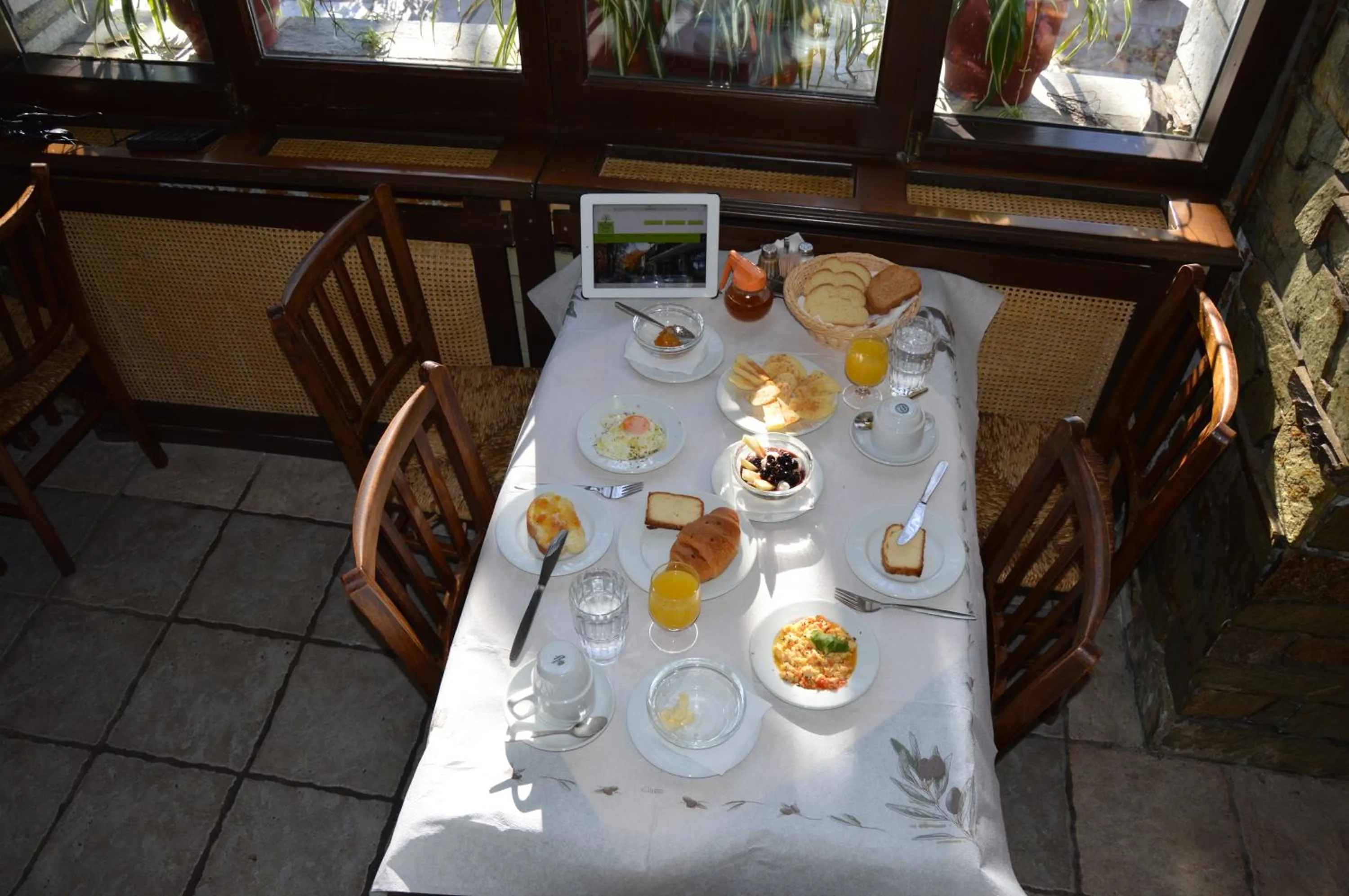 Restaurant/places to eat in Hotel Hani Zisi