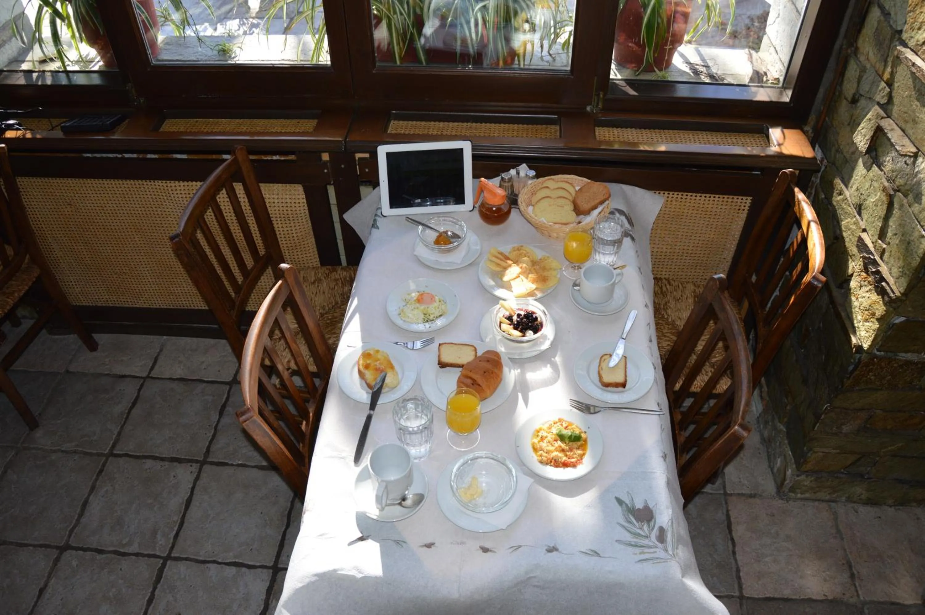 Restaurant/places to eat in Hotel Hani Zisi