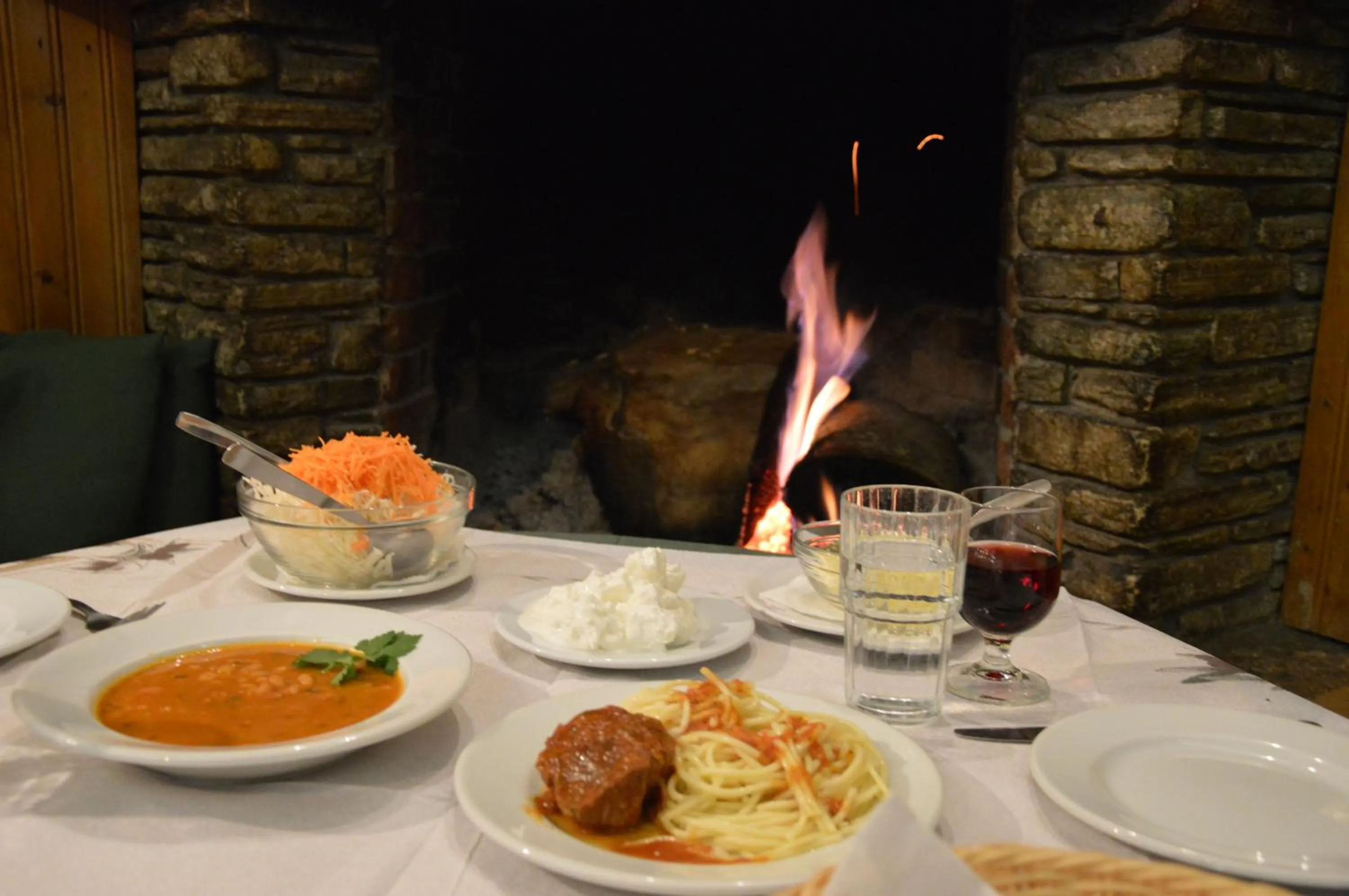 Restaurant/places to eat in Hotel Hani Zisi