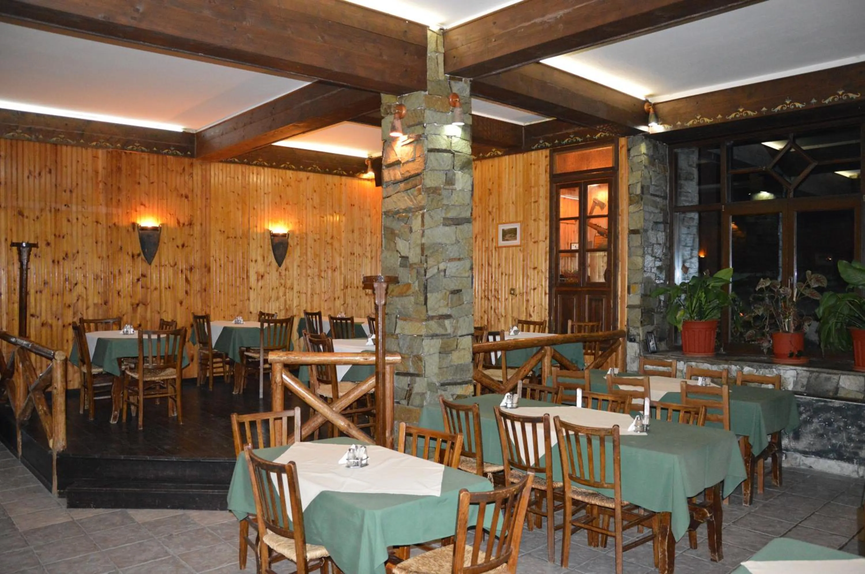 Restaurant/places to eat in Hotel Hani Zisi