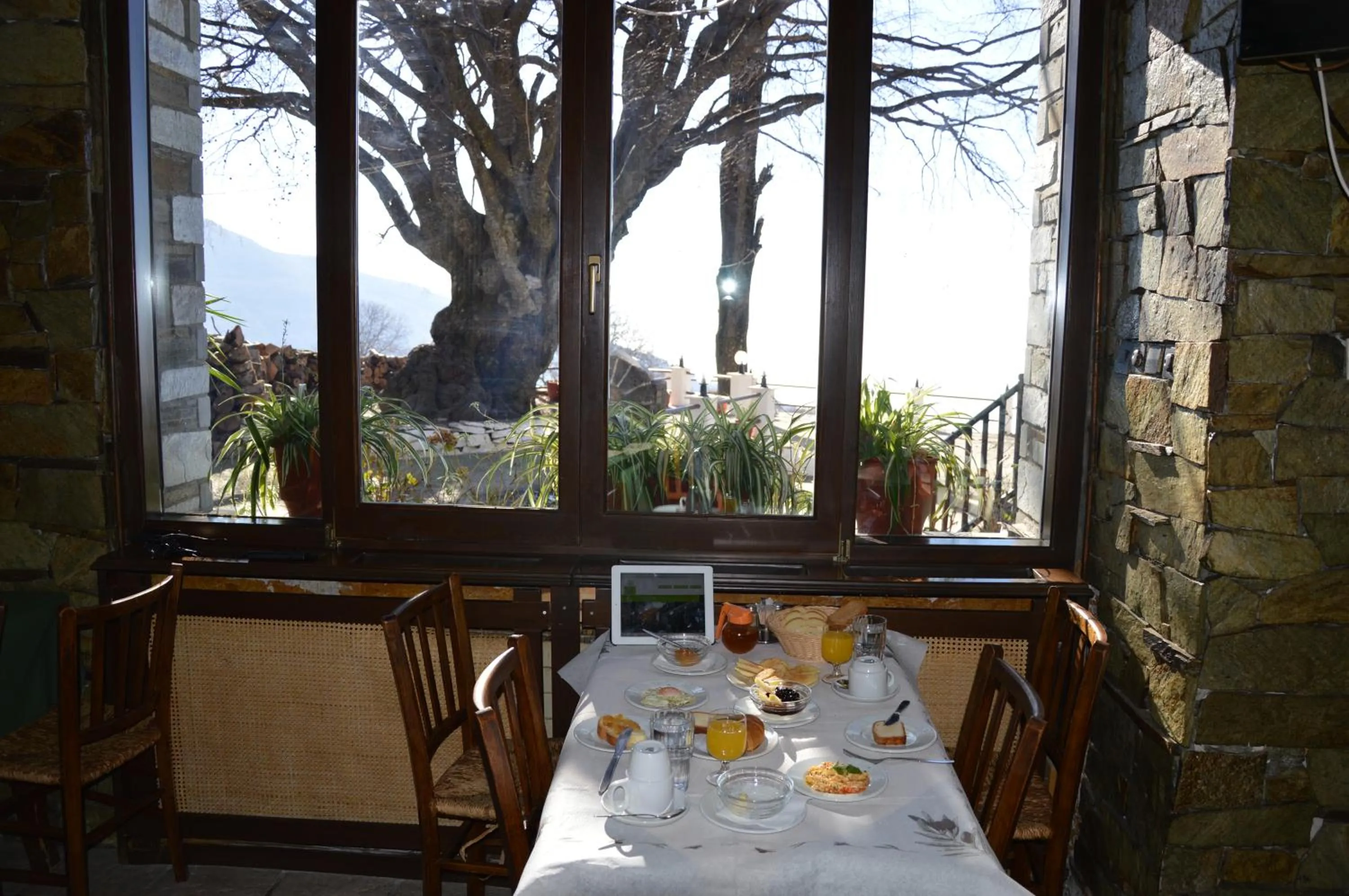 Restaurant/places to eat in Hotel Hani Zisi