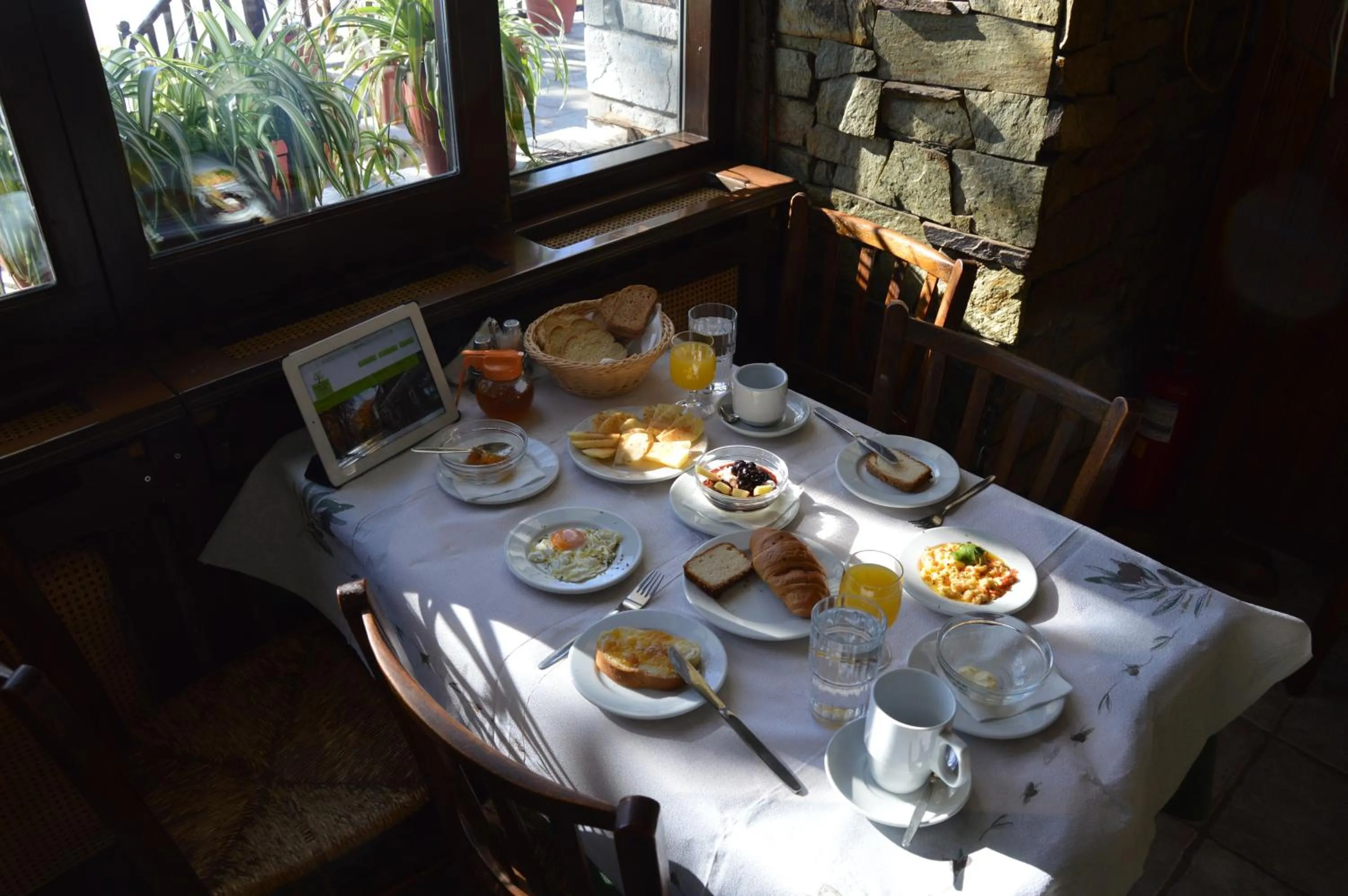 Restaurant/places to eat in Hotel Hani Zisi