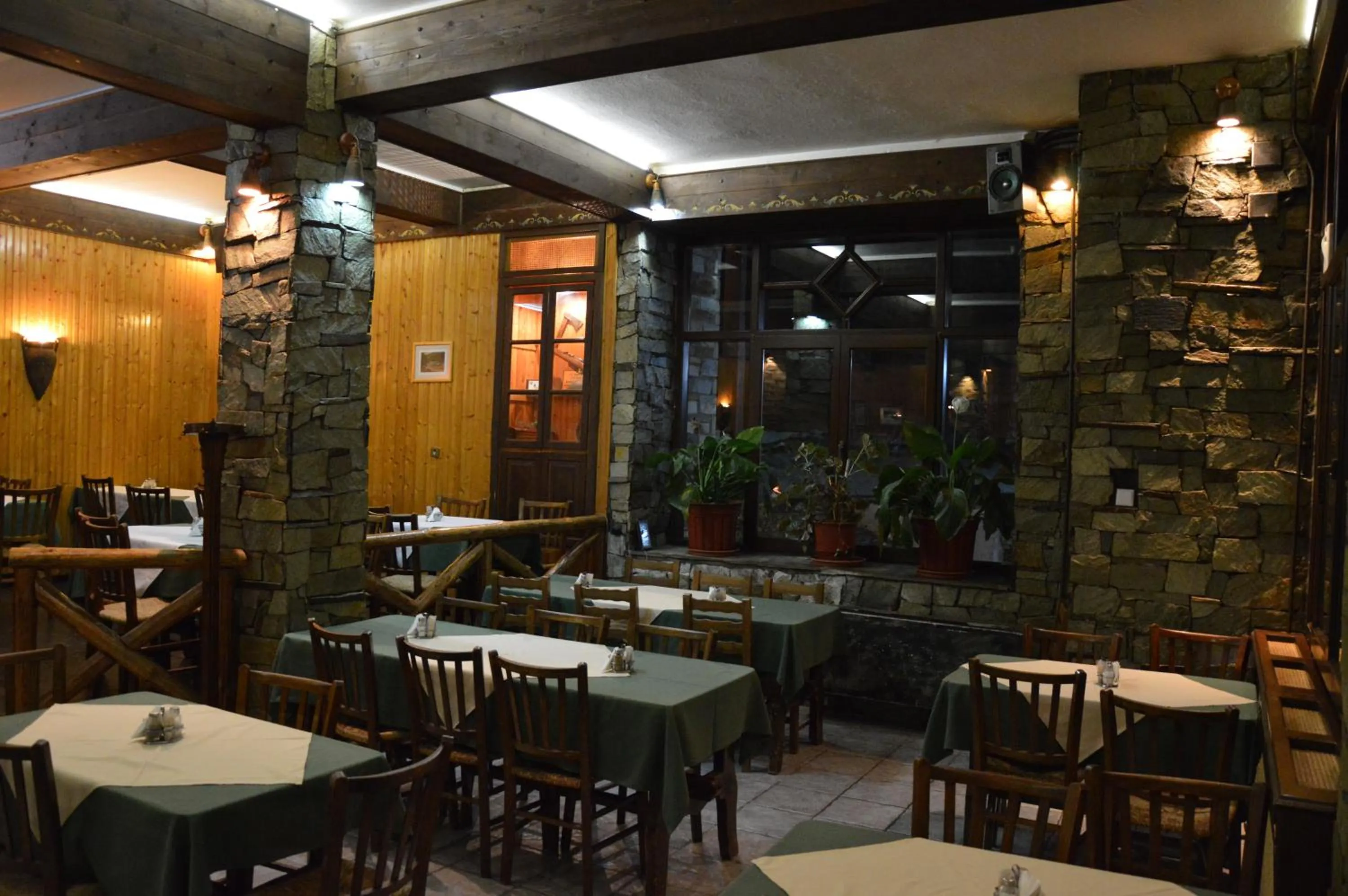 Restaurant/places to eat in Hotel Hani Zisi