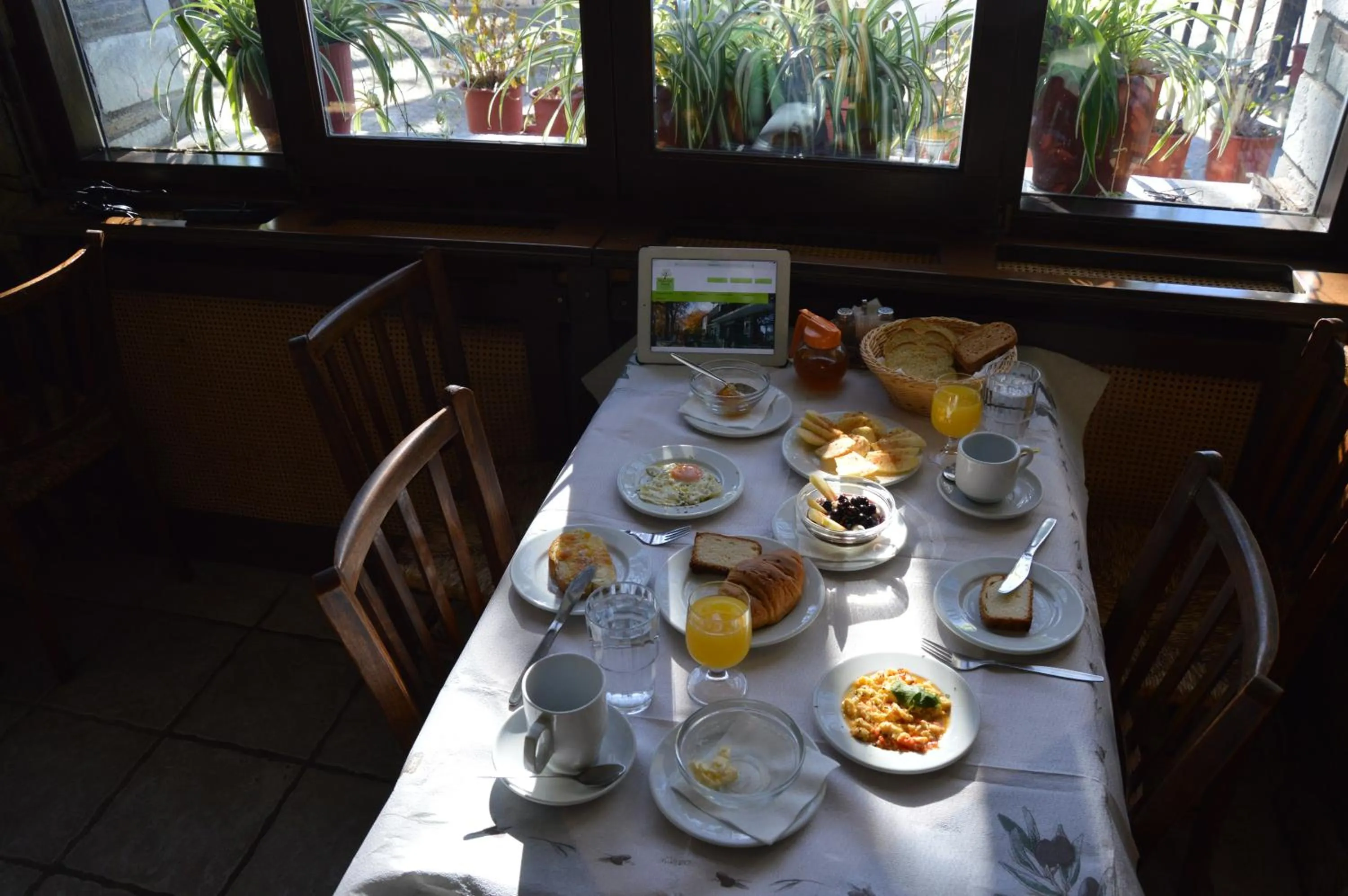 Restaurant/places to eat in Hotel Hani Zisi