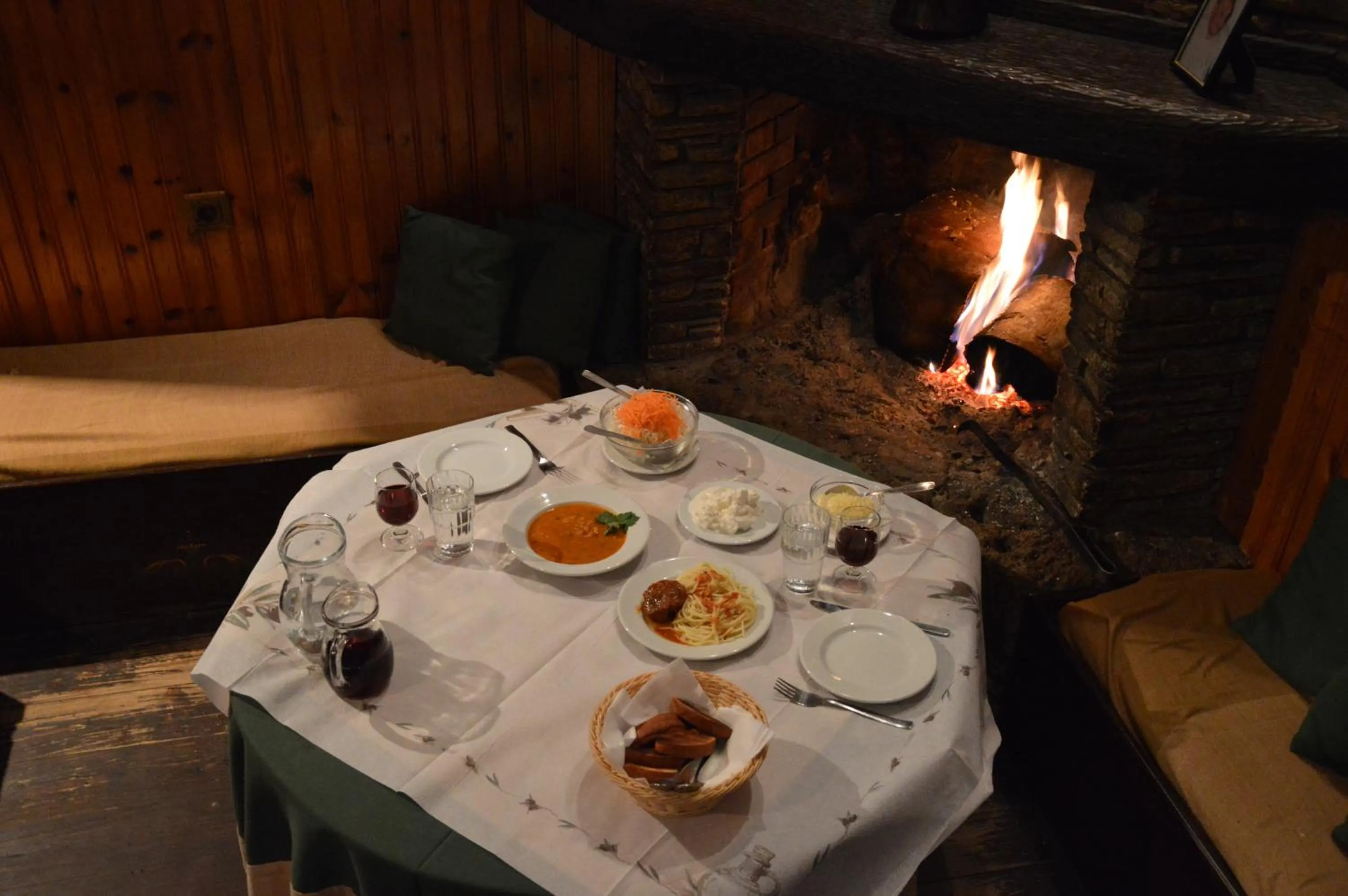 Restaurant/places to eat in Hotel Hani Zisi