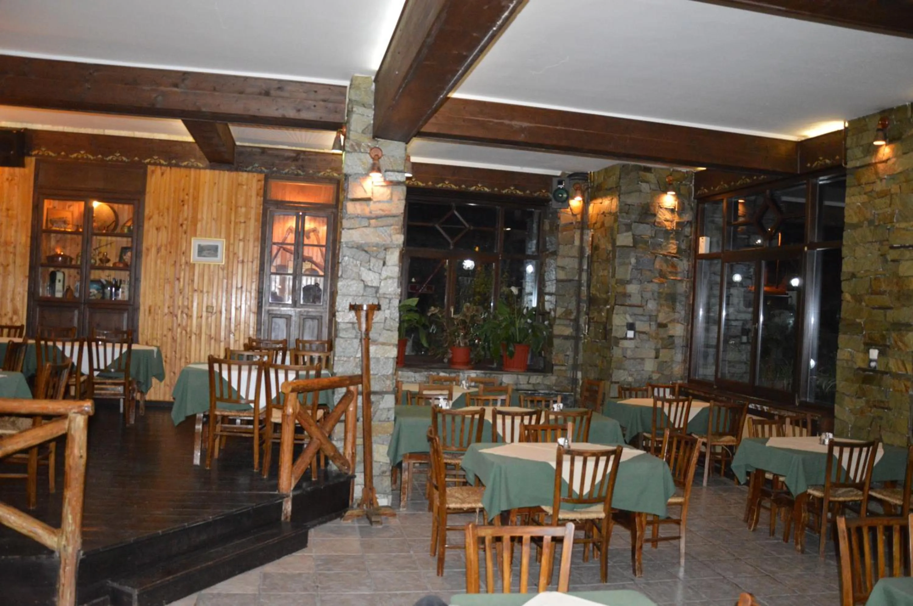 Restaurant/places to eat in Hotel Hani Zisi
