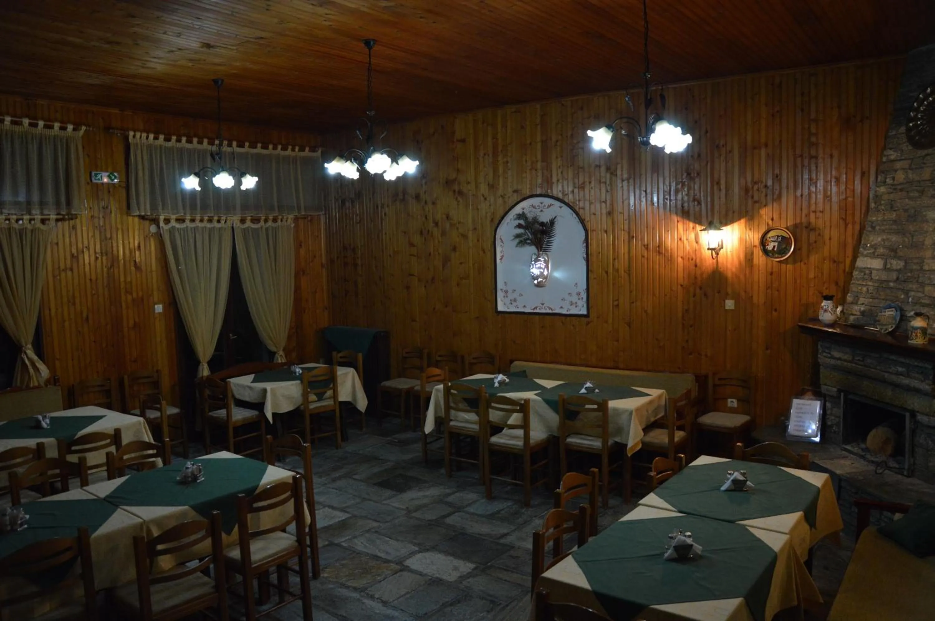 Restaurant/places to eat in Hotel Hani Zisi