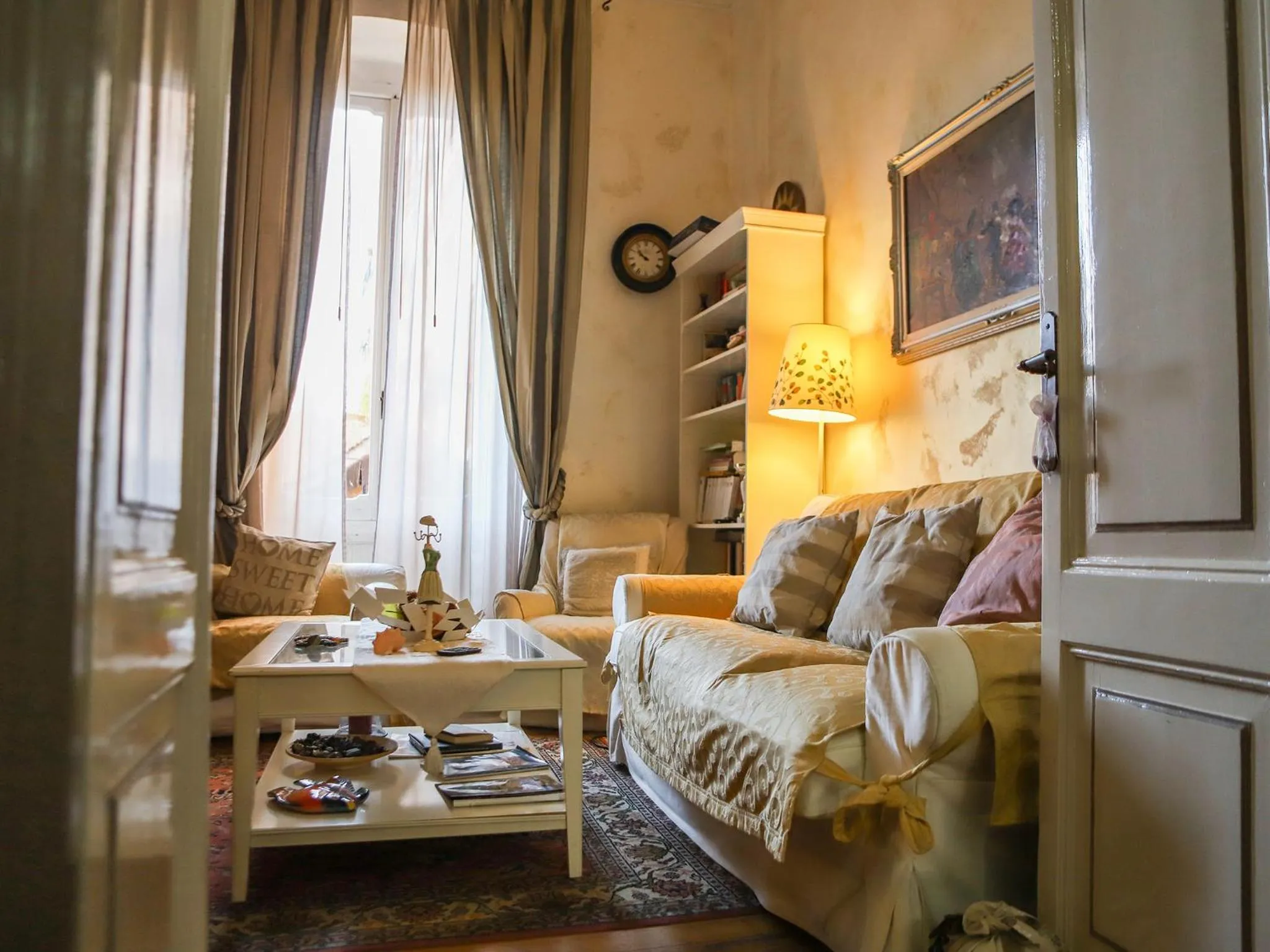 Communal lounge/ TV room, Bed in Hotel Portofino