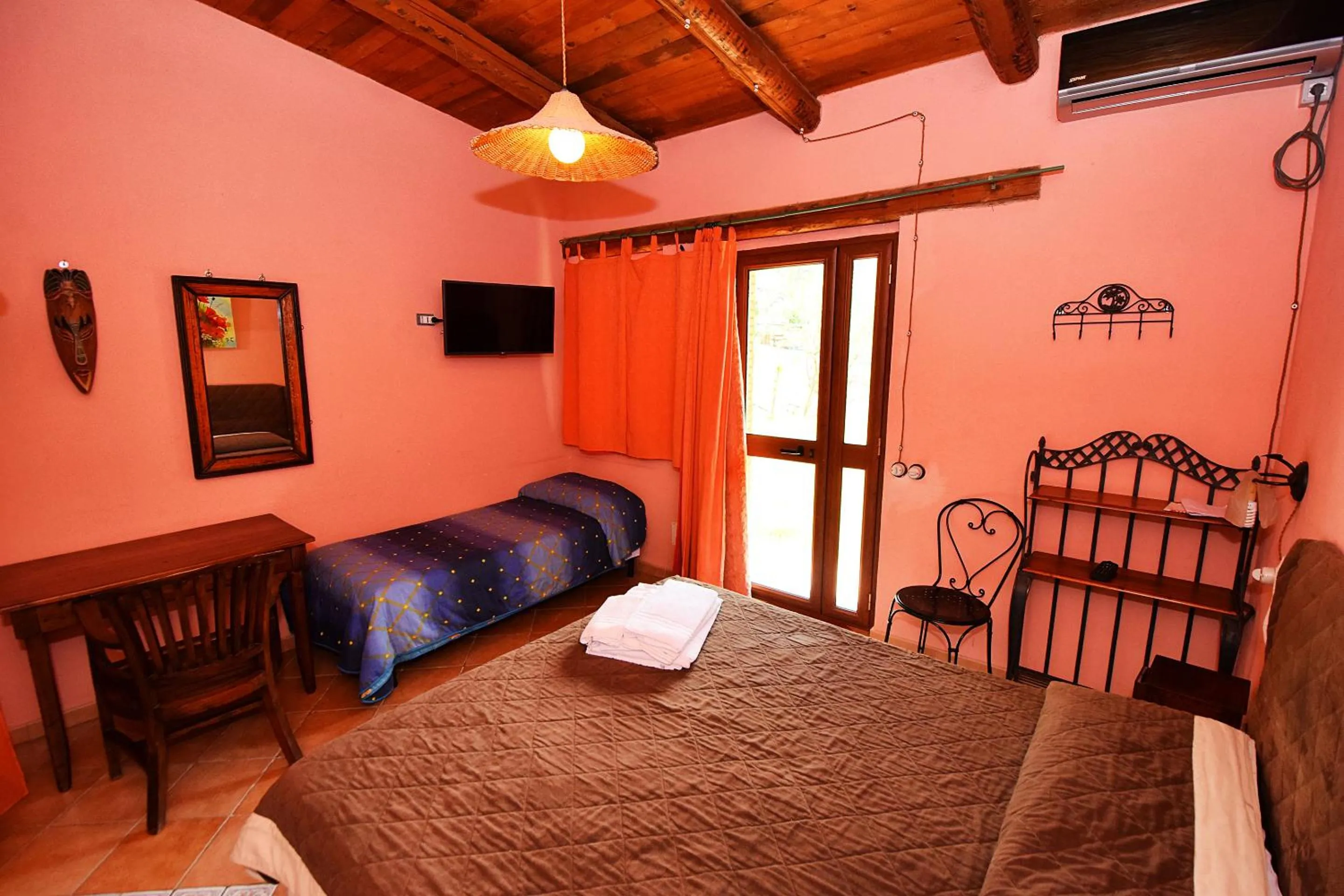 Photo of the whole room, Bed in Giucalem La Casa Negli Orti