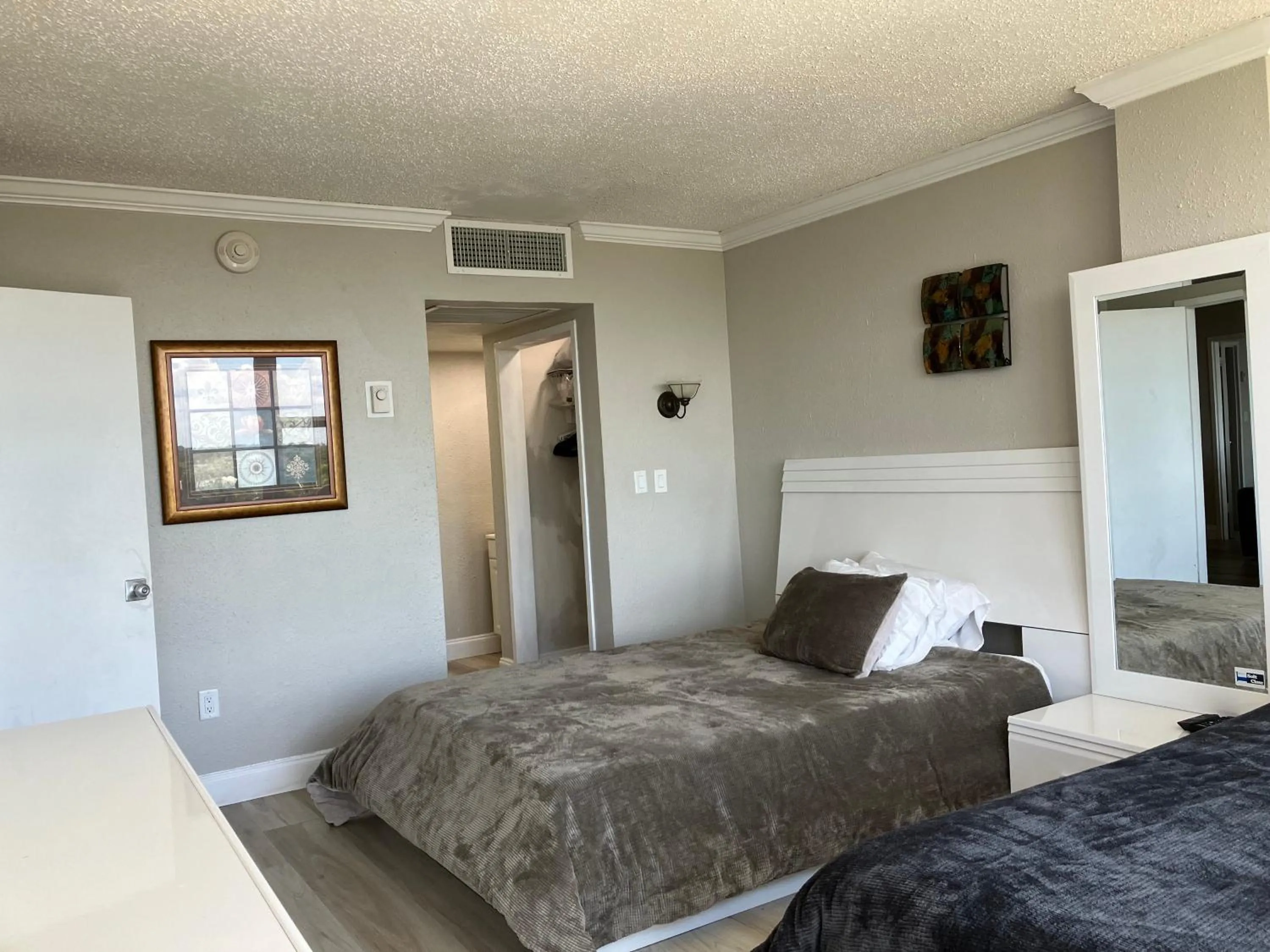 Bed in Oceanview on SAND located in Ocean Manor Resort Fort Lauderdale Beach 2 bed 2 bath spacious corner unit partial ocean view