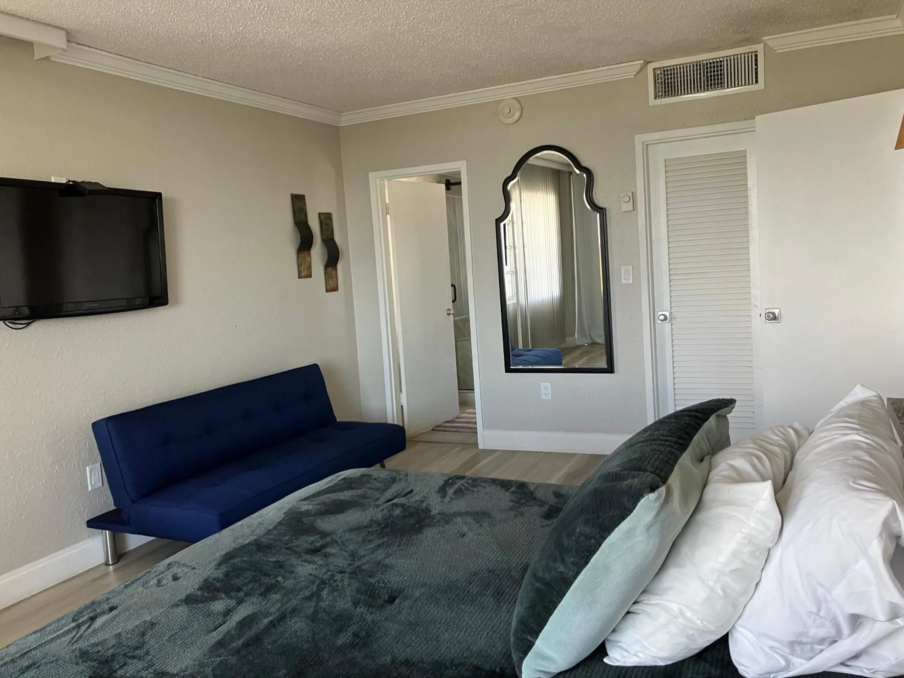Bed in Oceanview on SAND located in Ocean Manor Resort Fort Lauderdale Beach 2 bed 2 bath spacious corner unit partial ocean view