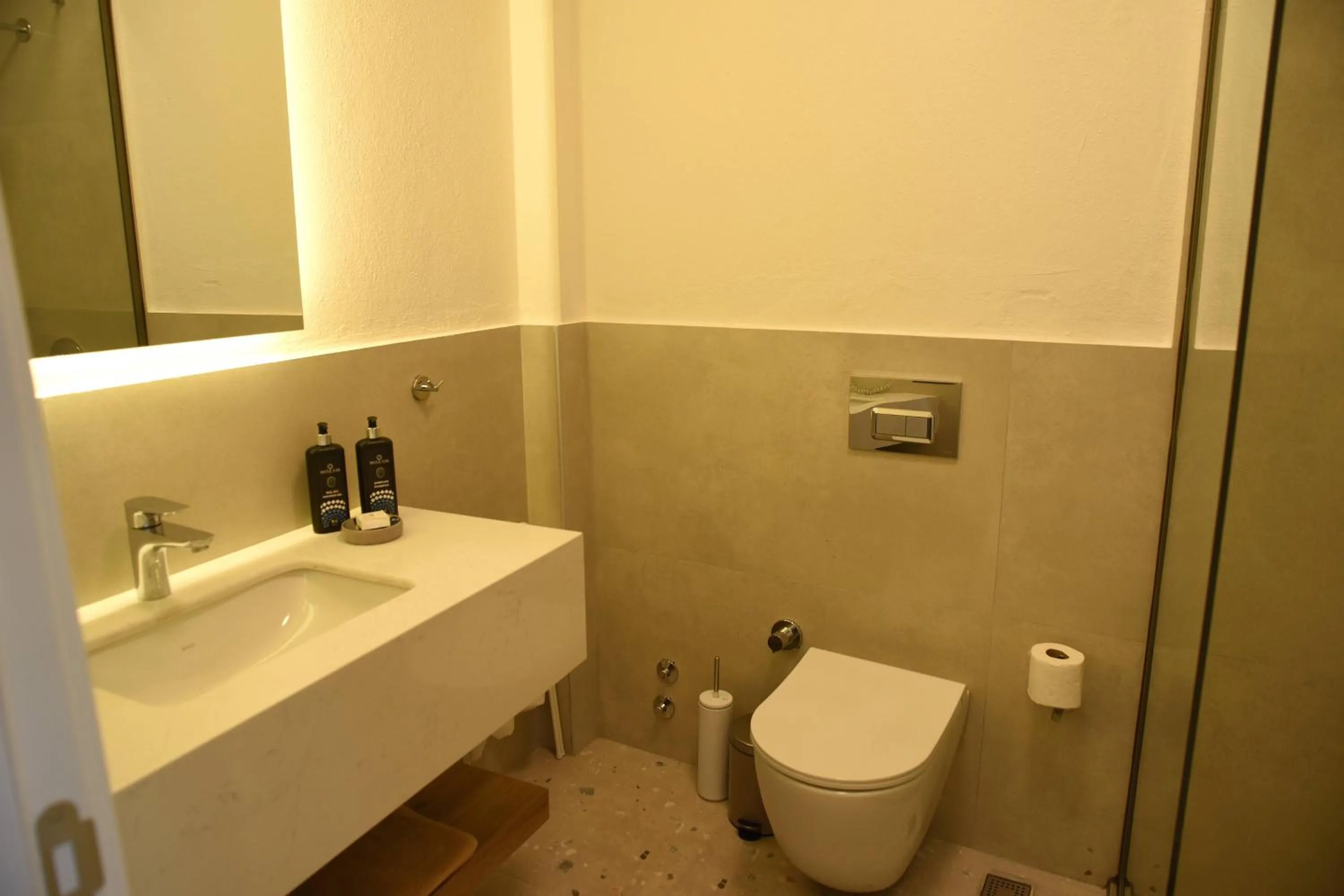 Toilet in Mozaik Hotel