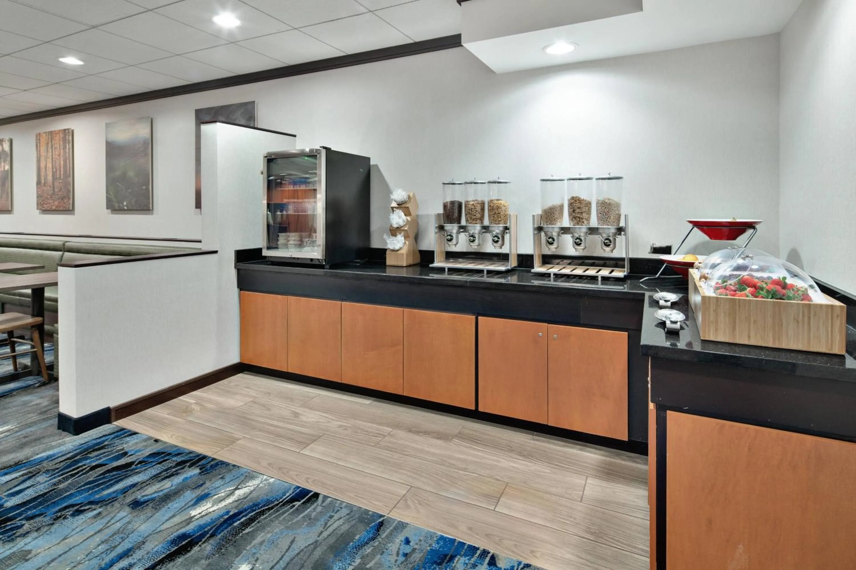 Breakfast in Fairfield Inn & Suites by Marriott Marietta