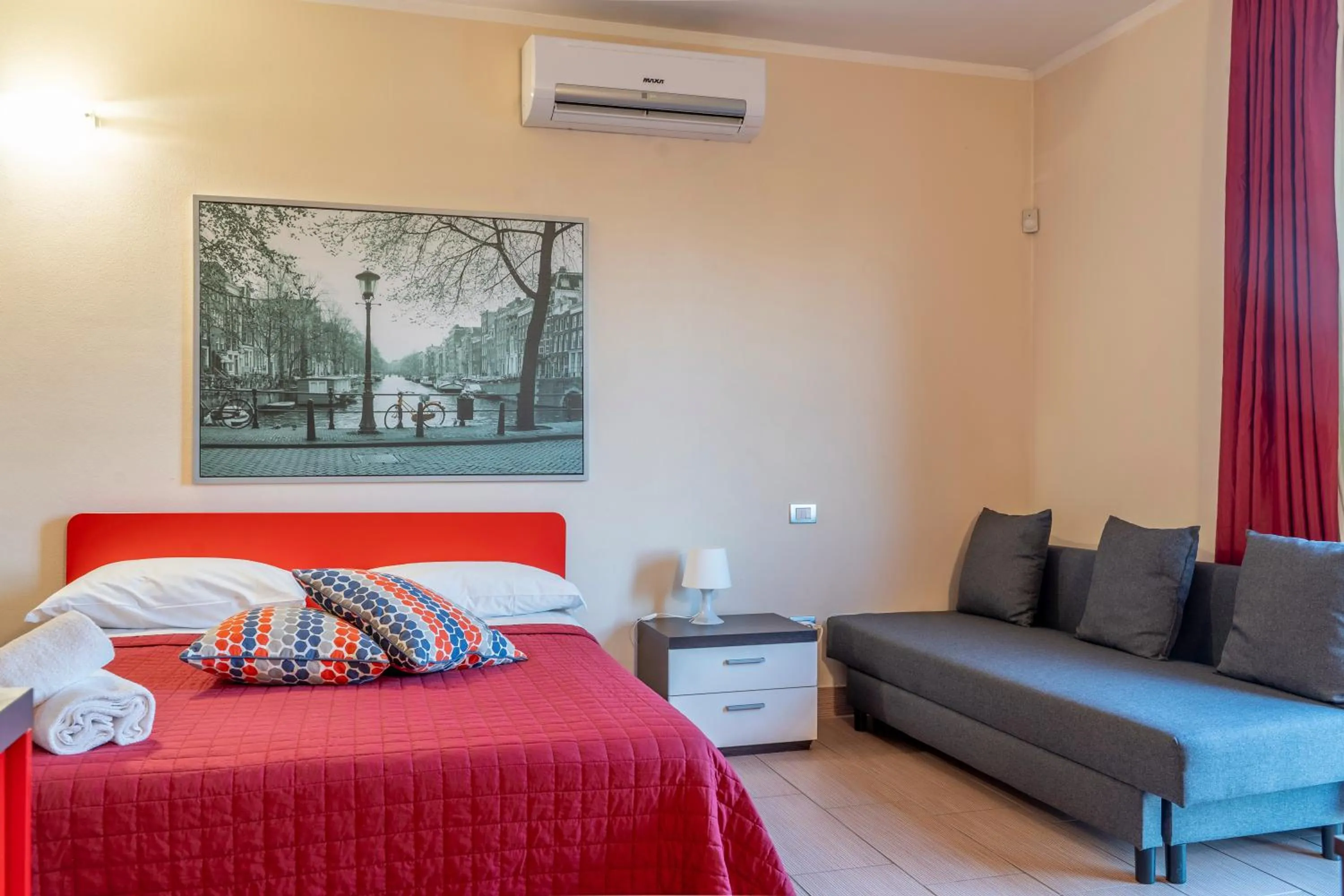 Bedroom, Bed in Easy Space