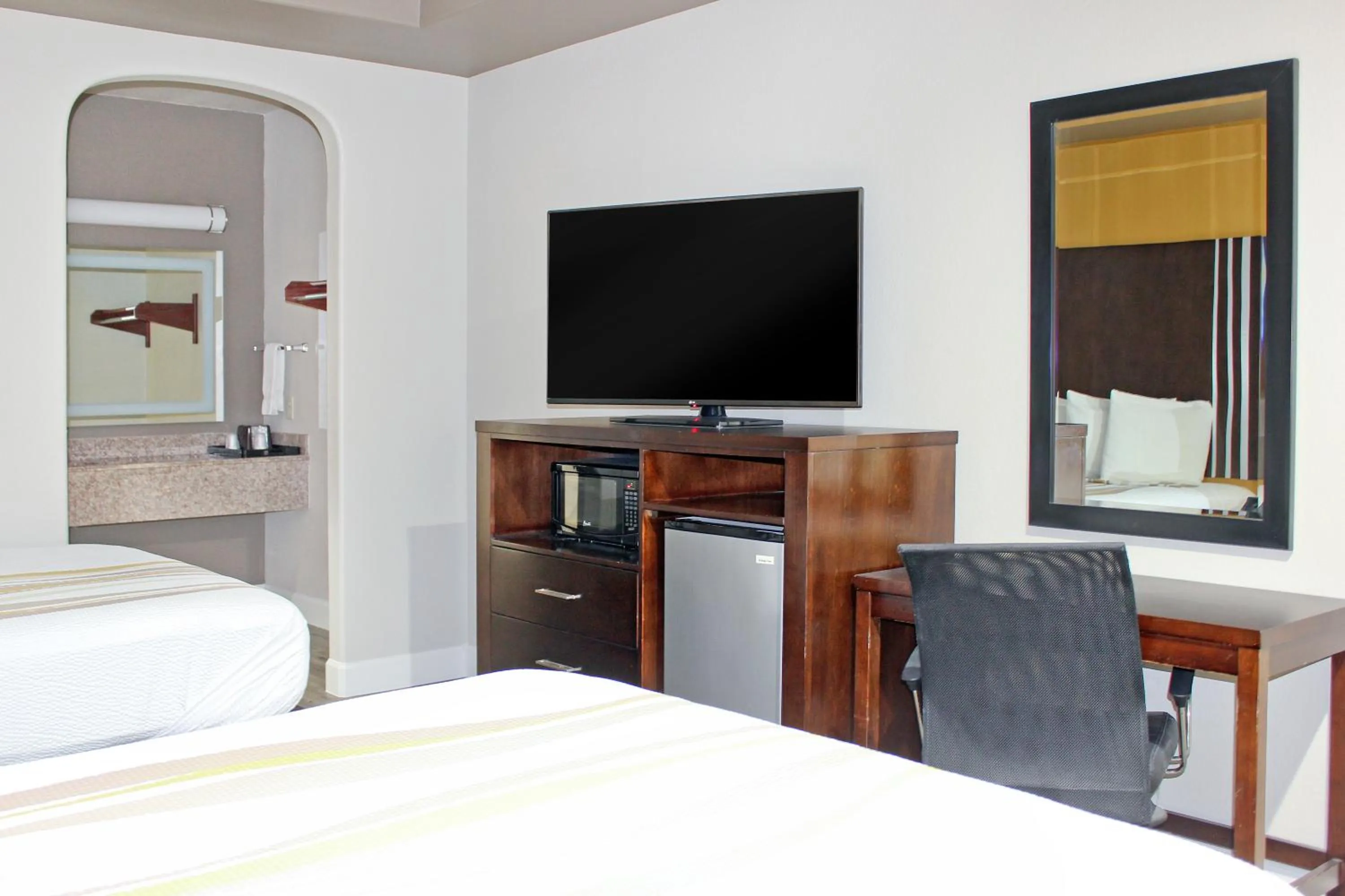 Photo of the whole room, Bed in Palacio Royale Houston NW at Beltway 8