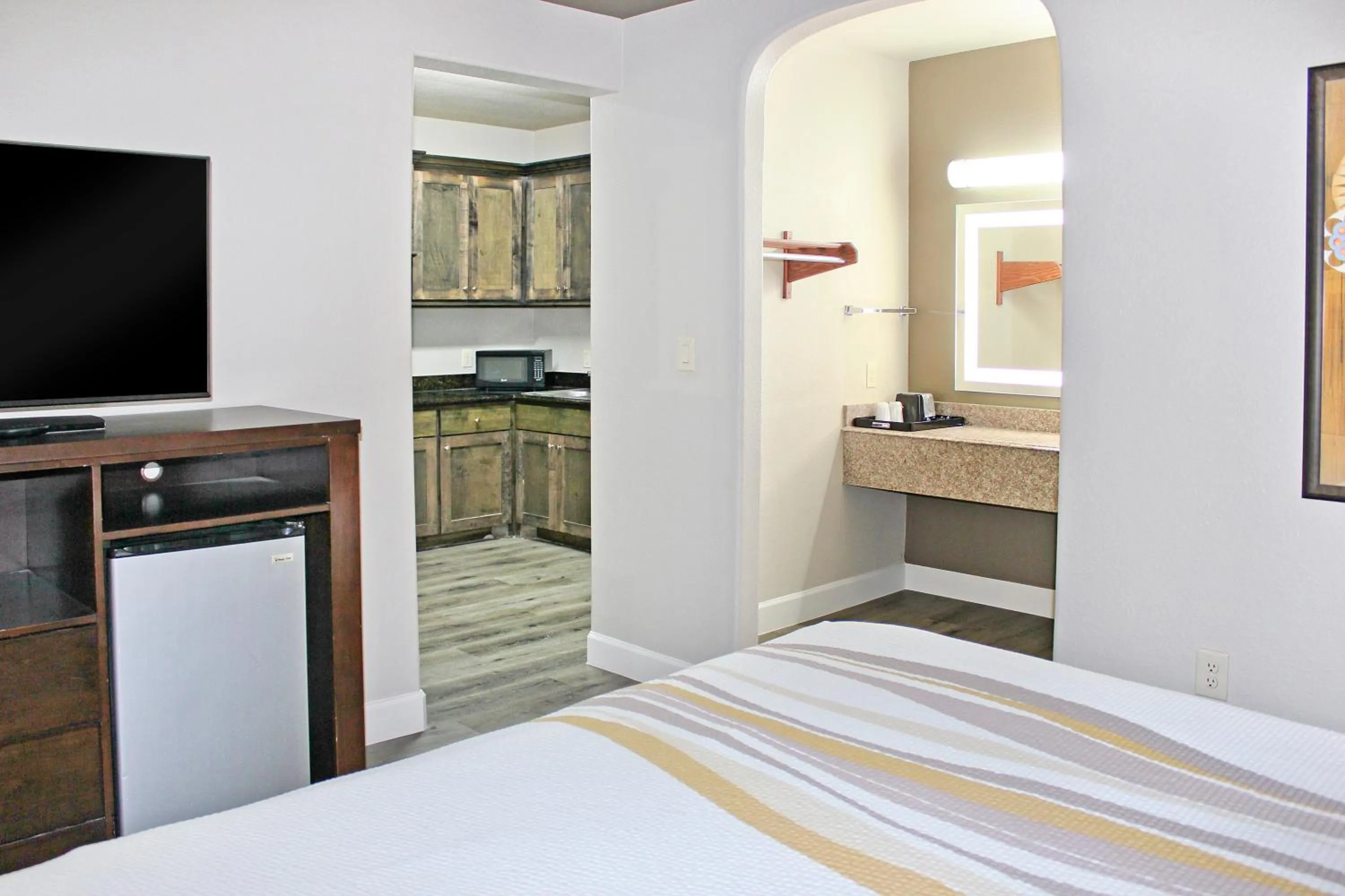 Photo of the whole room, Bed in Palacio Royale Houston NW at Beltway 8