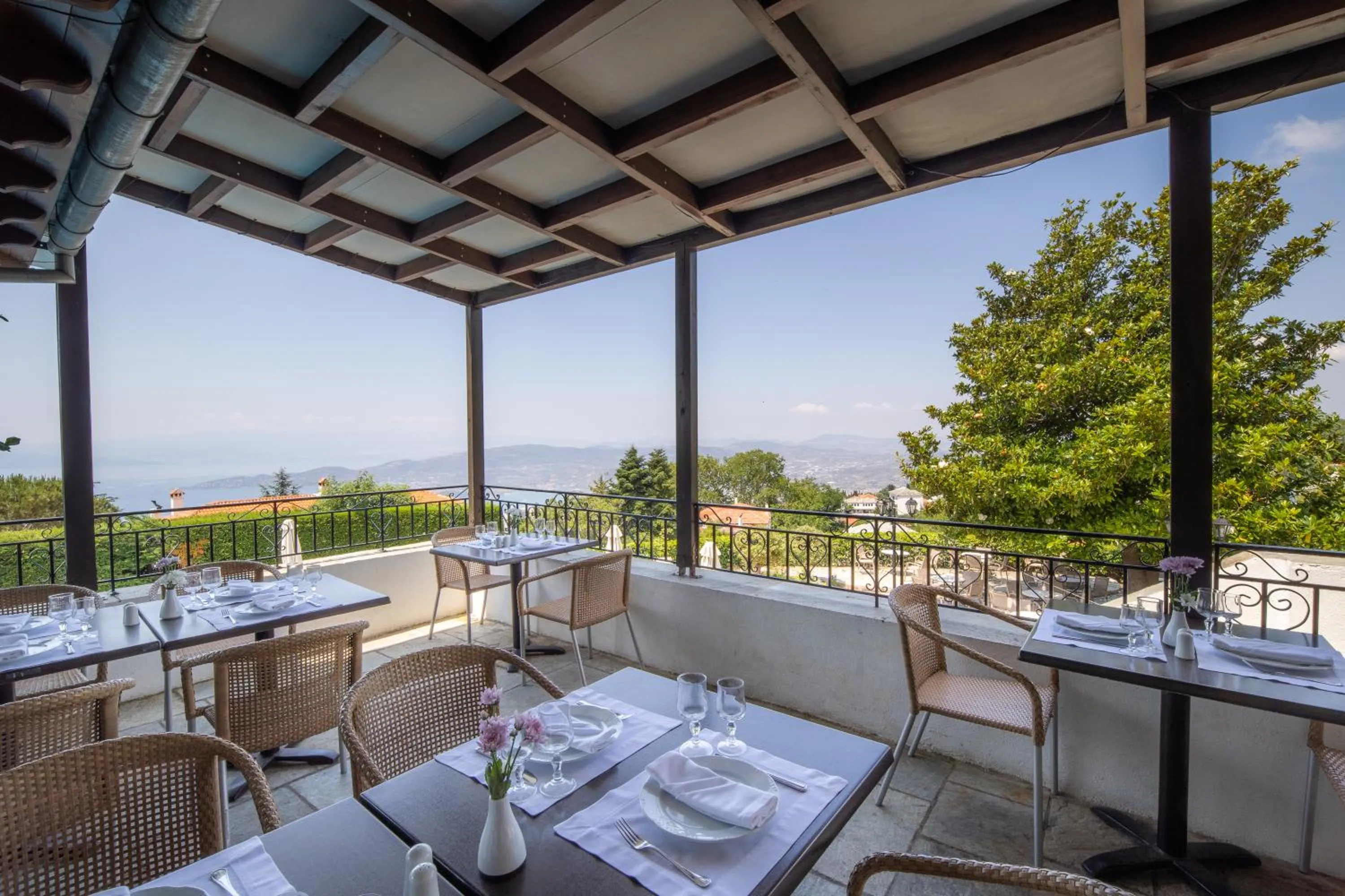 Restaurant/places to eat in Portaria Hotel