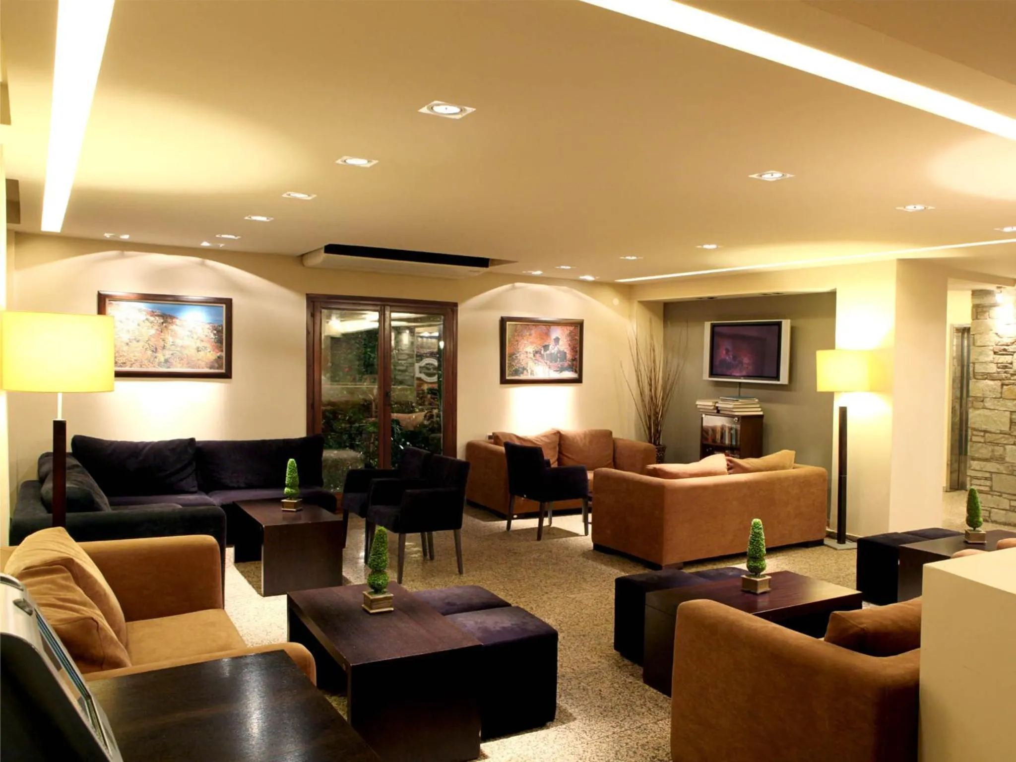 Communal lounge/ TV room in Portaria Hotel