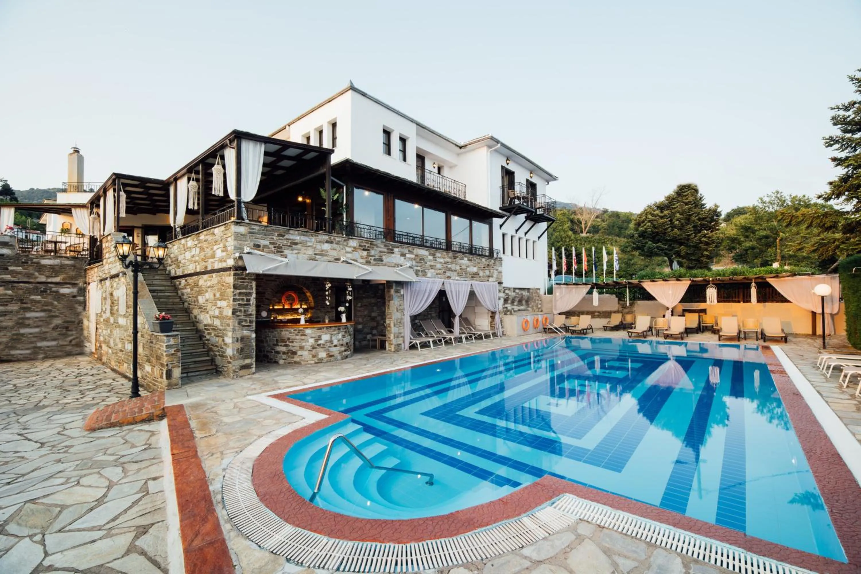 Swimming pool in Portaria Hotel