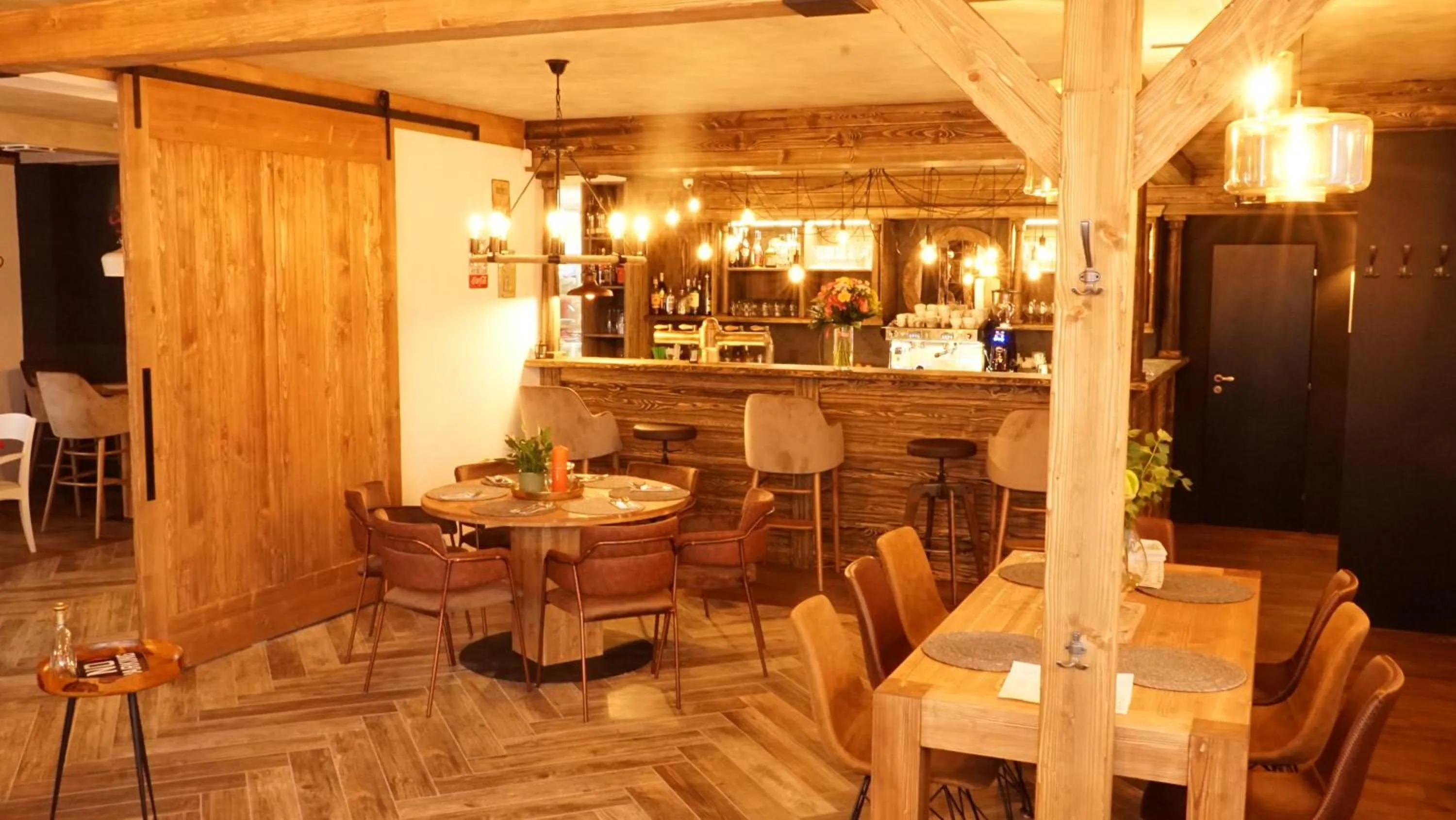 Restaurant/places to eat in Hotel McLimon