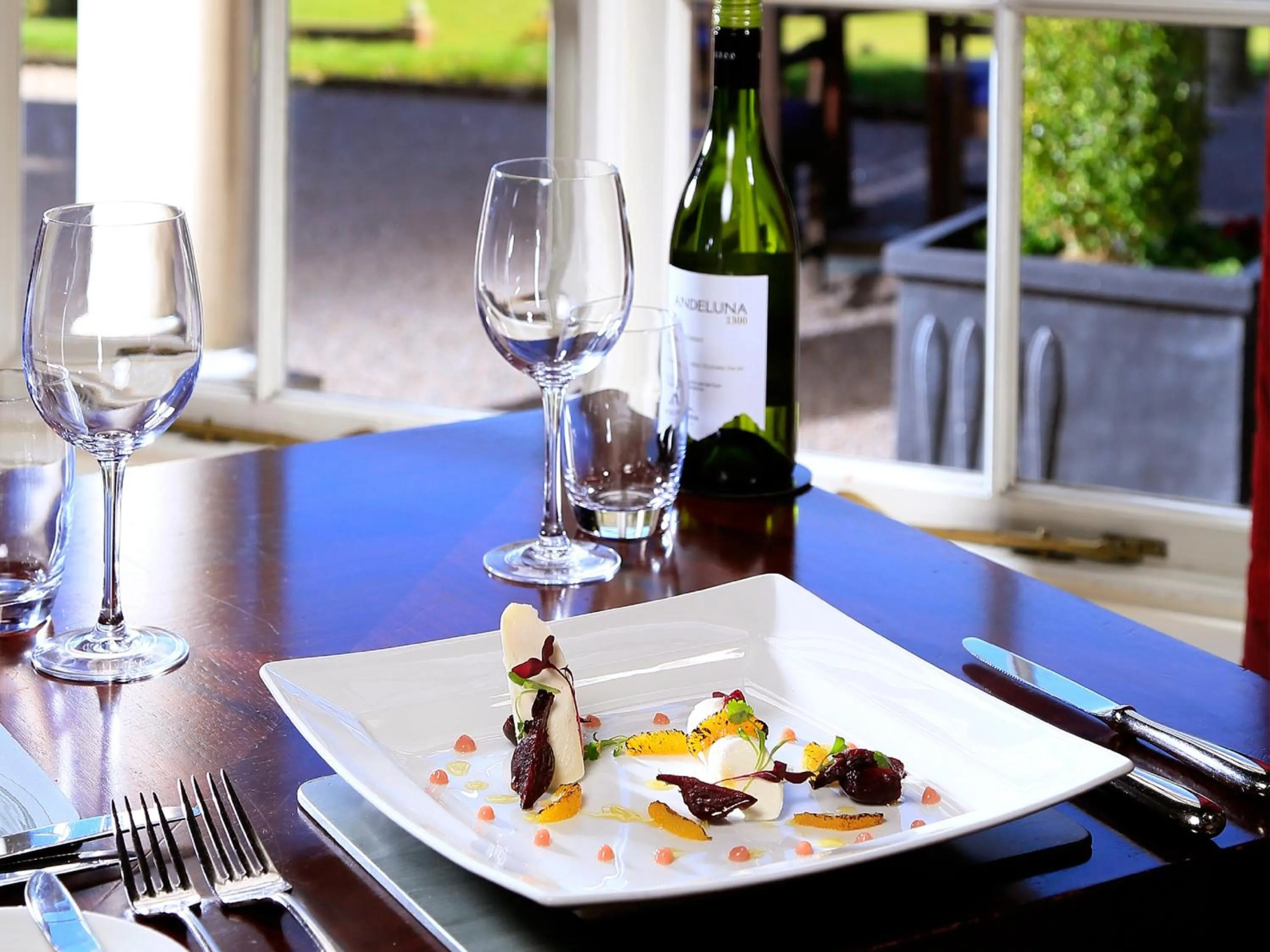 Restaurant/places to eat in Macdonald Leeming House