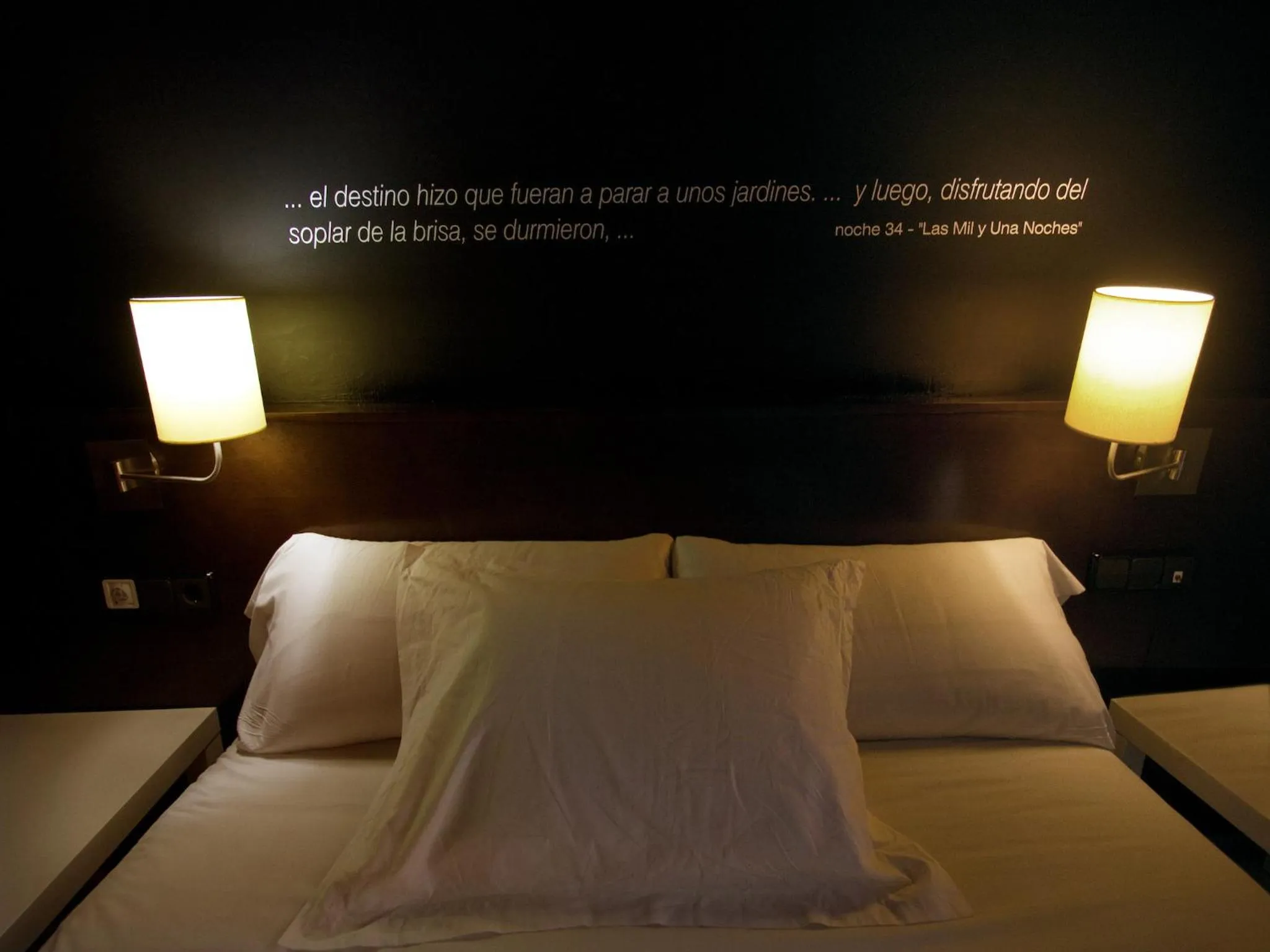 Decorative detail, Bed in Hostal Badaloní