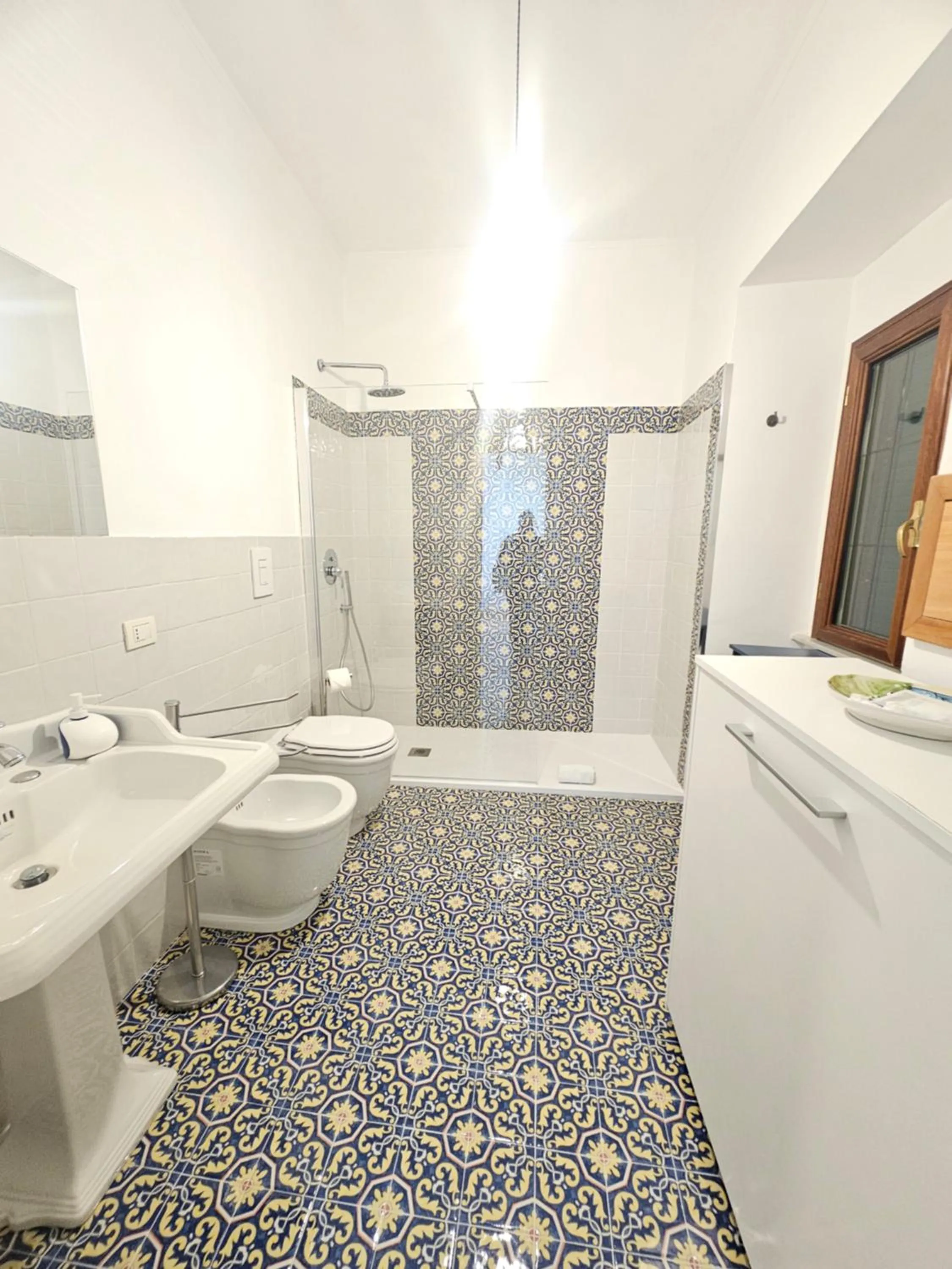 Bathroom in il faro di serapide