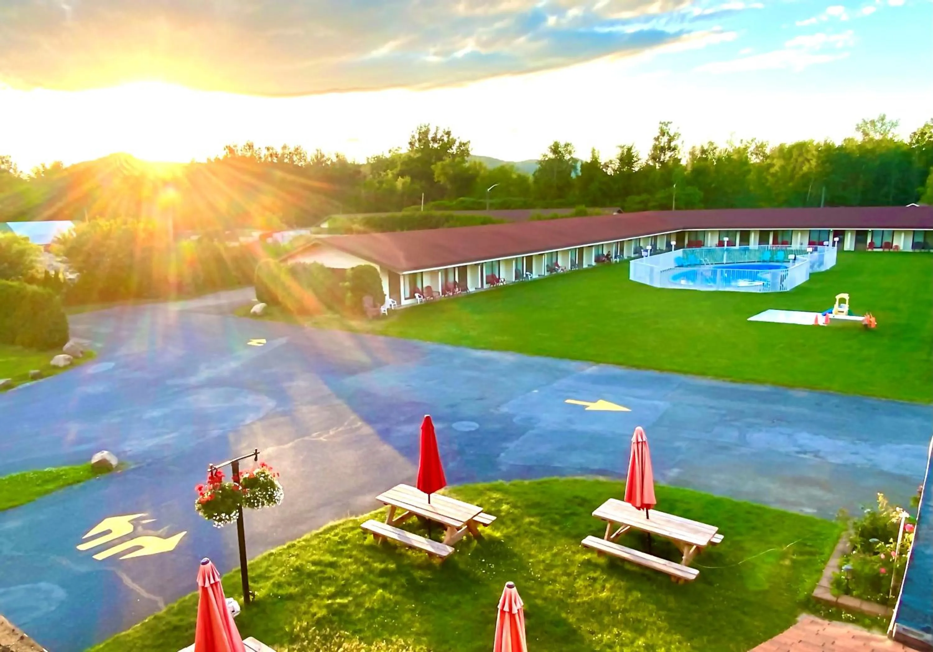 Property building in Hotel Motel Bonsoir