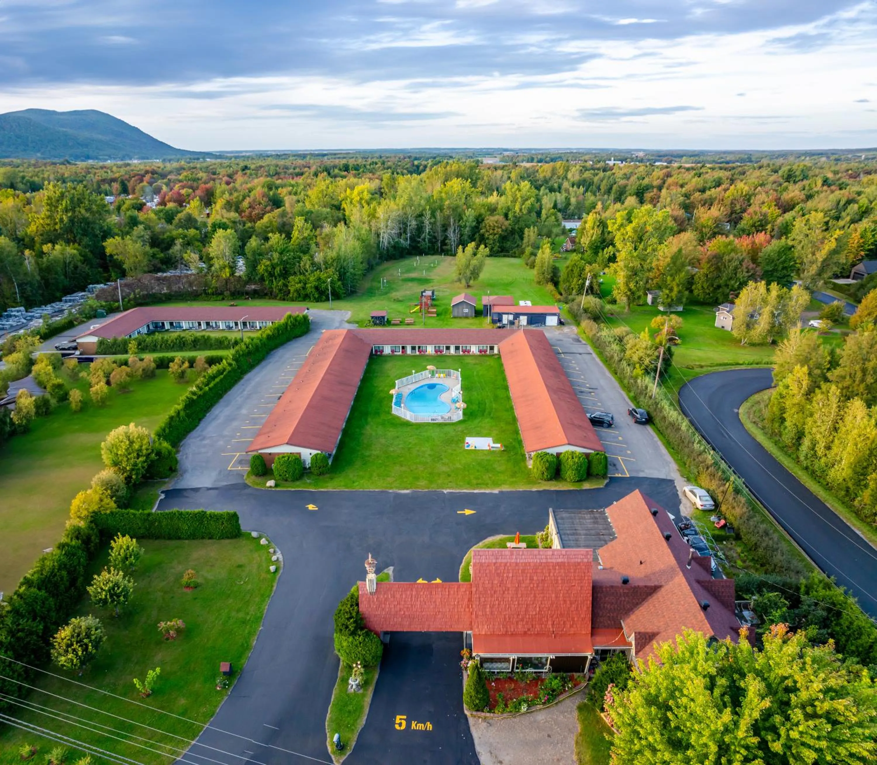 Property building in Hotel Motel Bonsoir