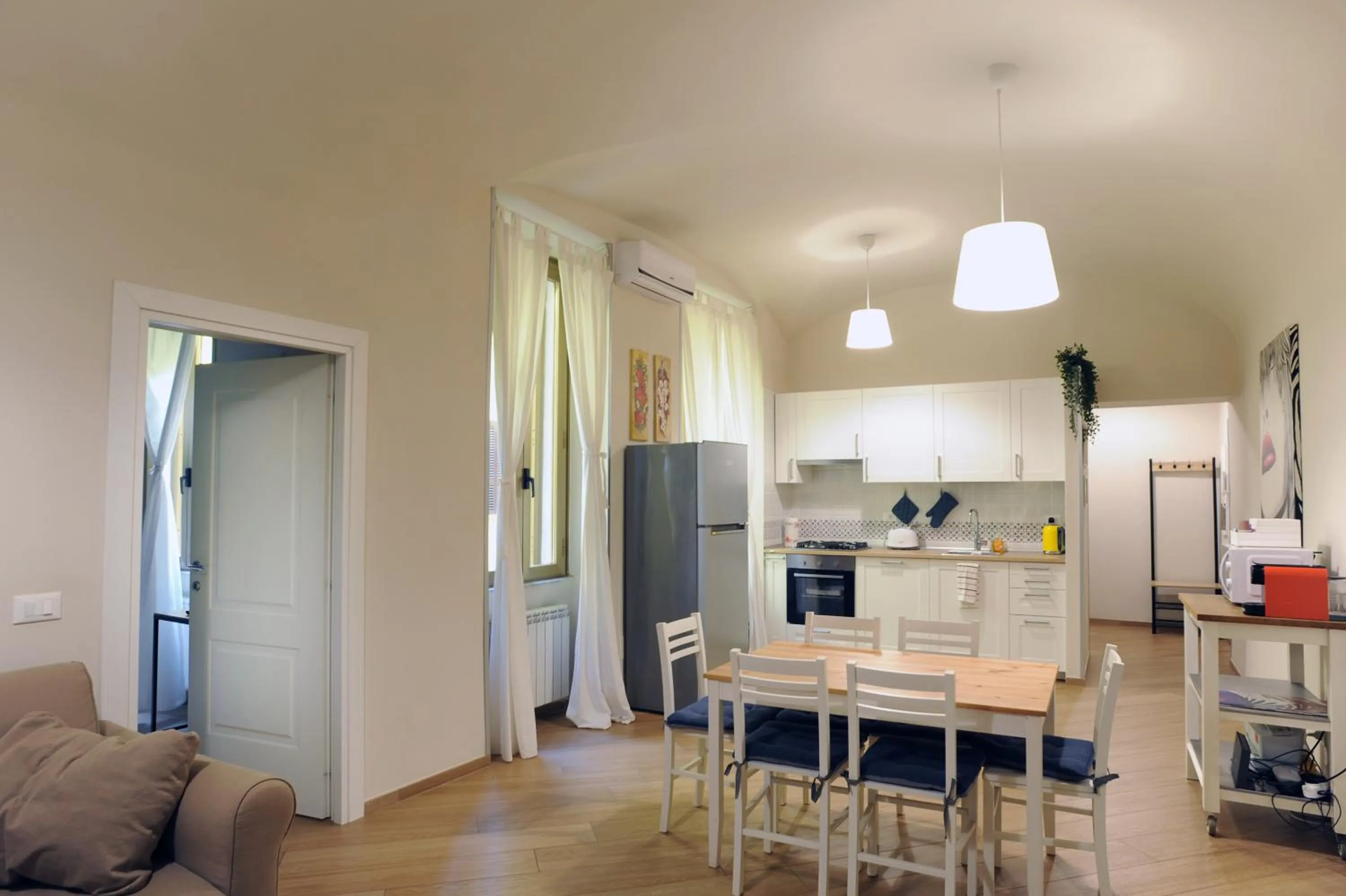 Dining area in Home Vaticano 50 steps from Museum