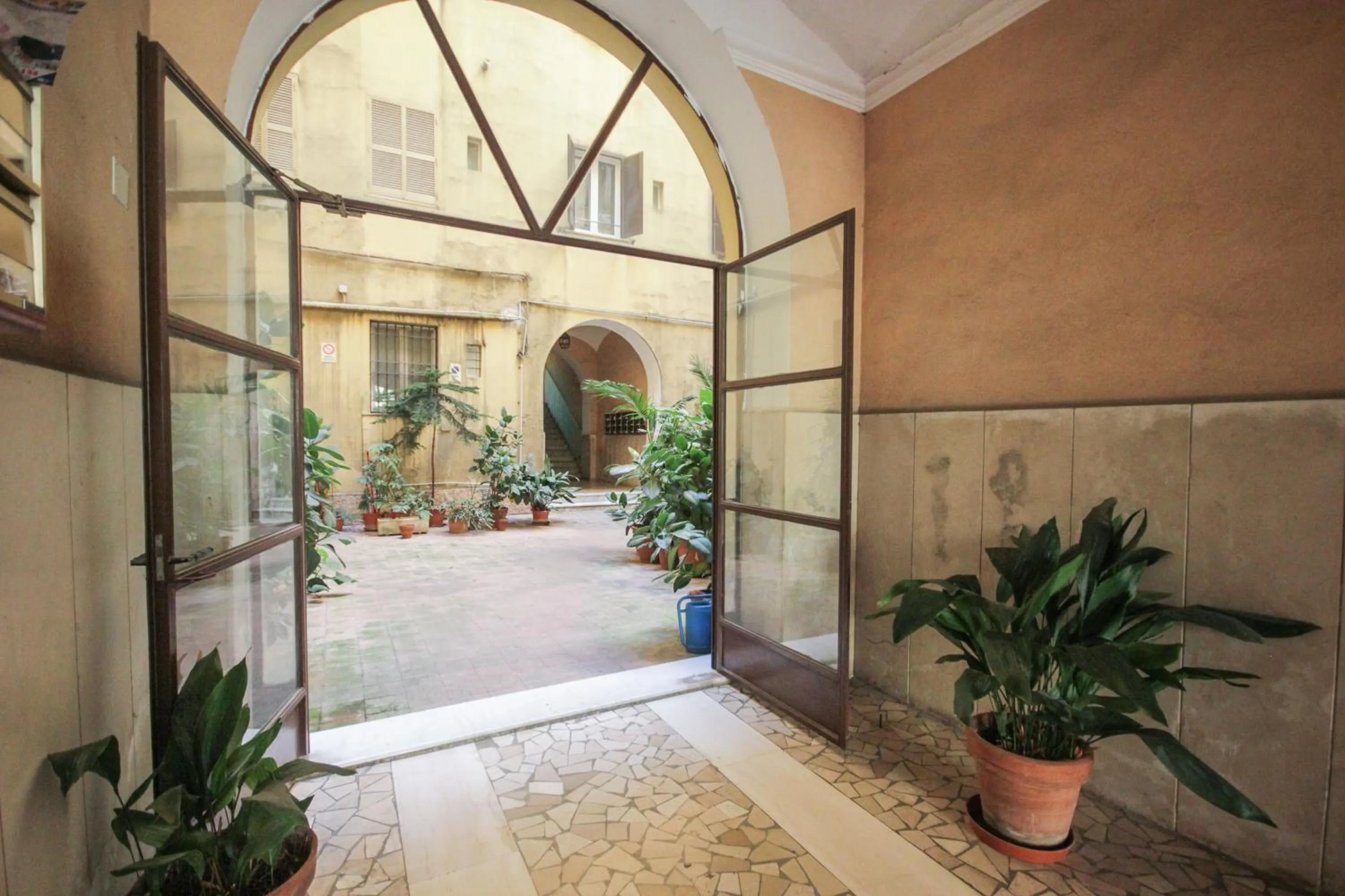 Facade/entrance in Home Vaticano 50 steps from Museum