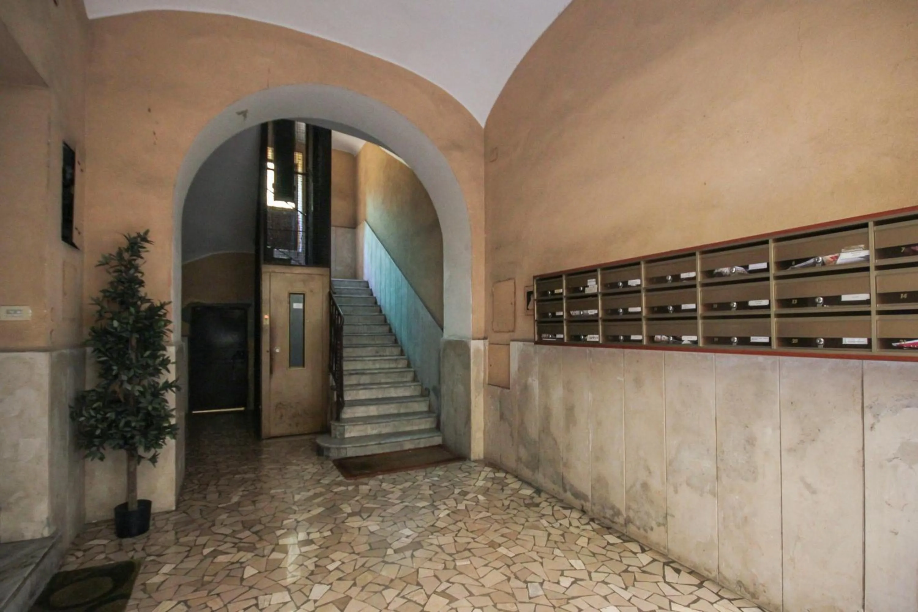 Facade/entrance in Home Vaticano 50 steps from Museum