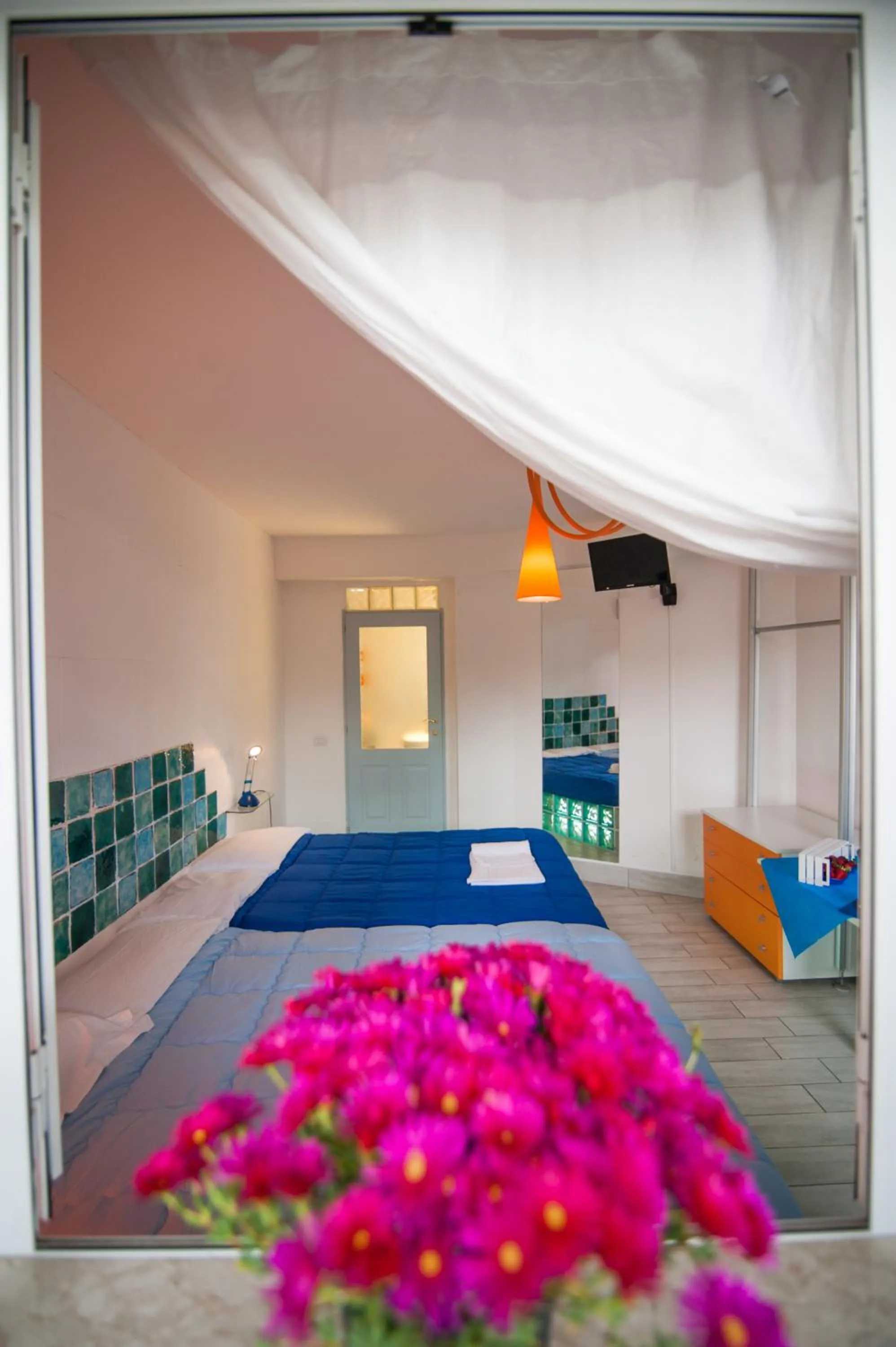 Photo of the whole room, Bed in Suite House L'Isola Che Non C'è