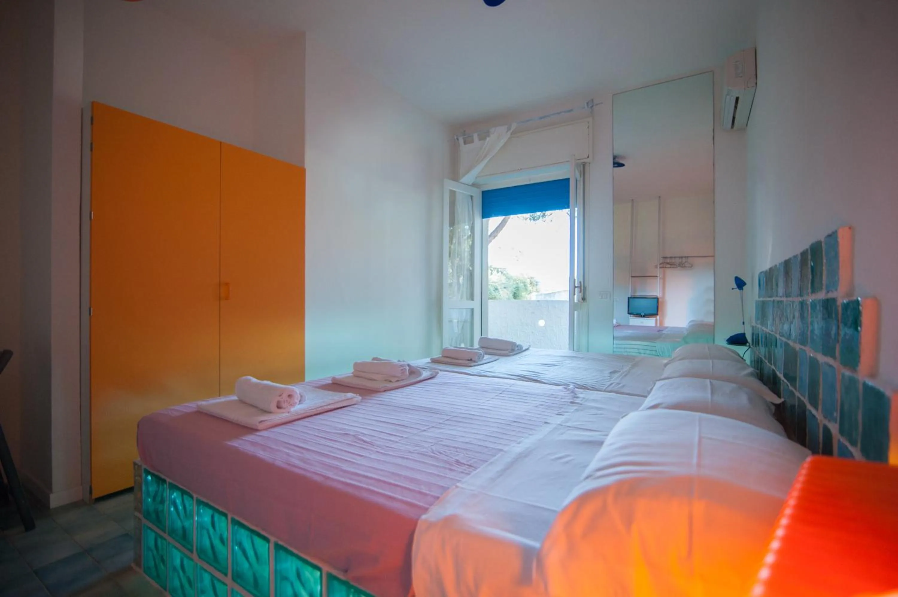 Photo of the whole room, Bed in Suite House L'Isola Che Non C'è