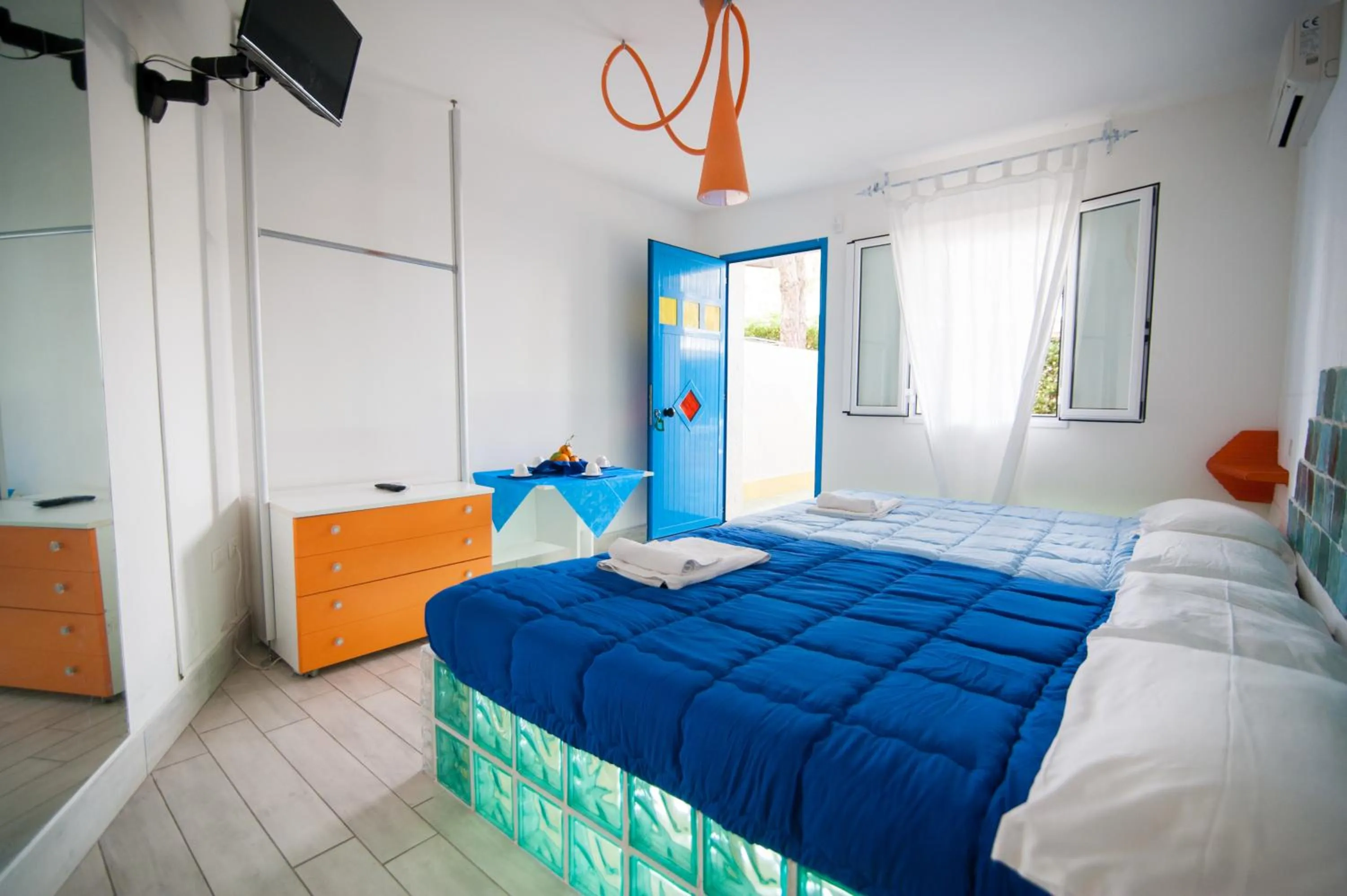 Photo of the whole room, Bed in Suite House L'Isola Che Non C'è