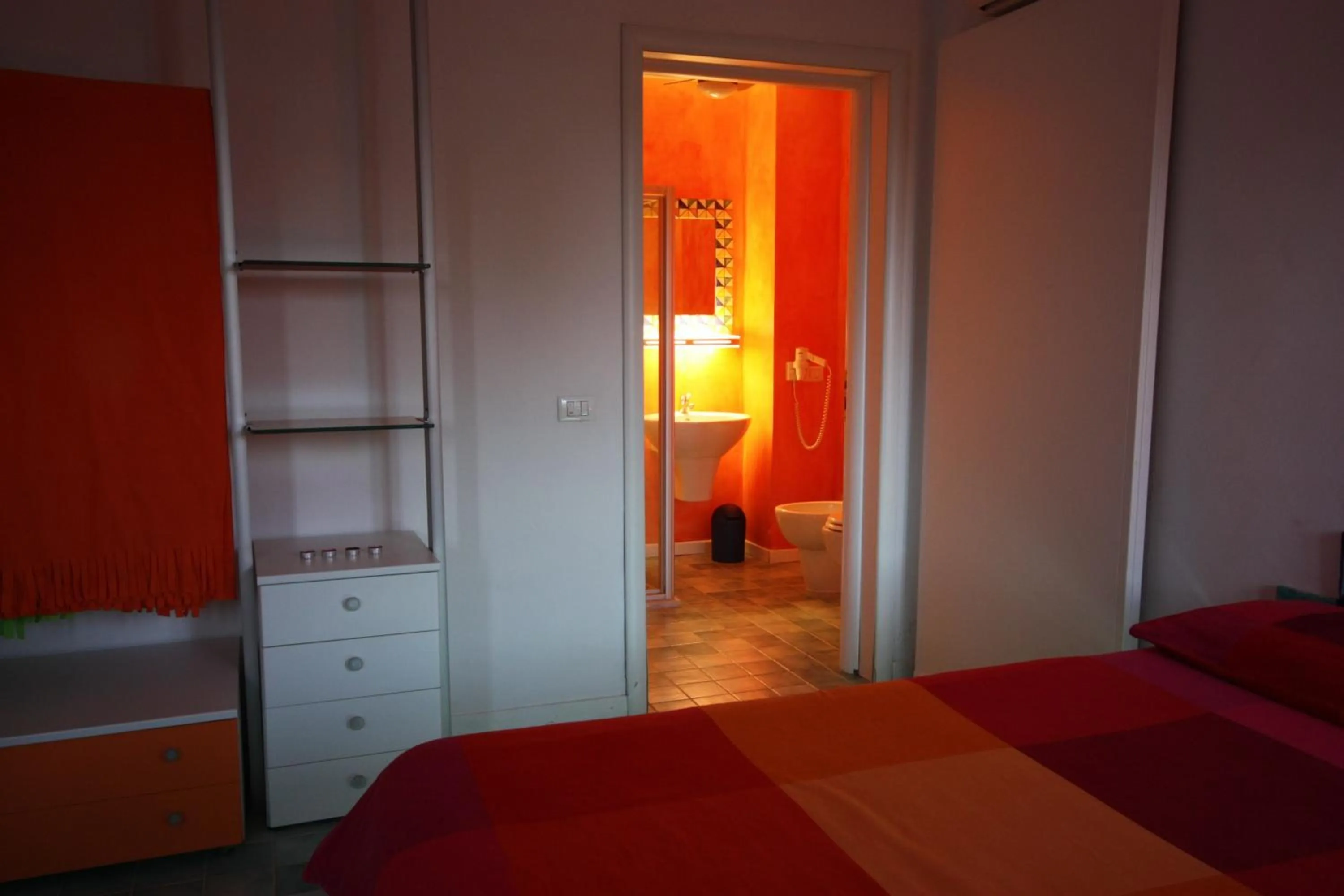 Photo of the whole room, Bed in Suite House L'Isola Che Non C'è