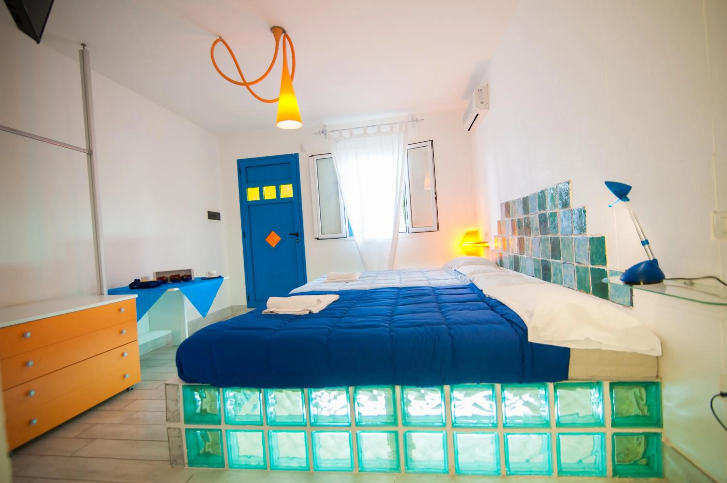 Photo of the whole room, Bed in Suite House L'Isola Che Non C'è