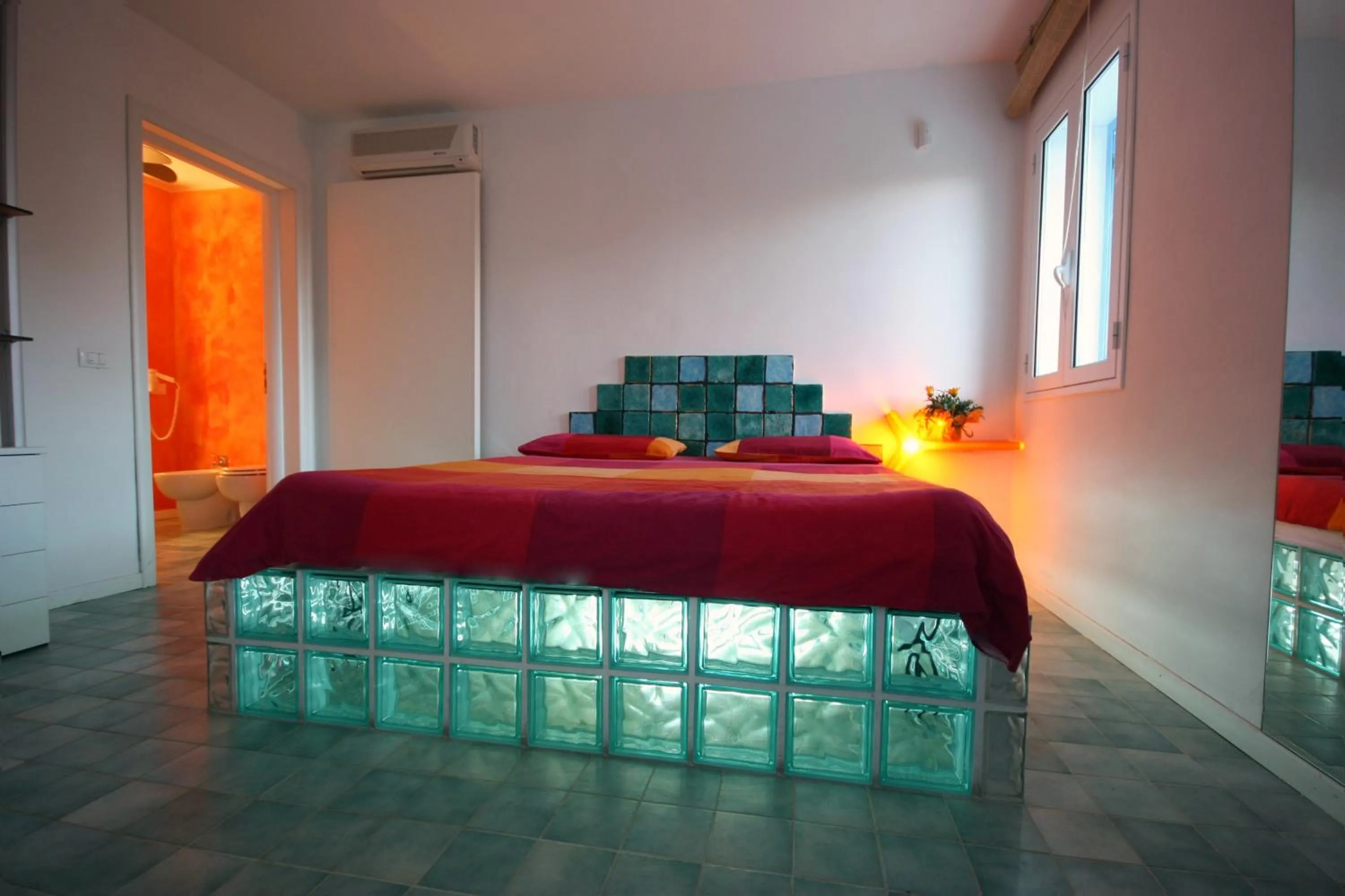 Photo of the whole room, Bed in Suite House L'Isola Che Non C'è