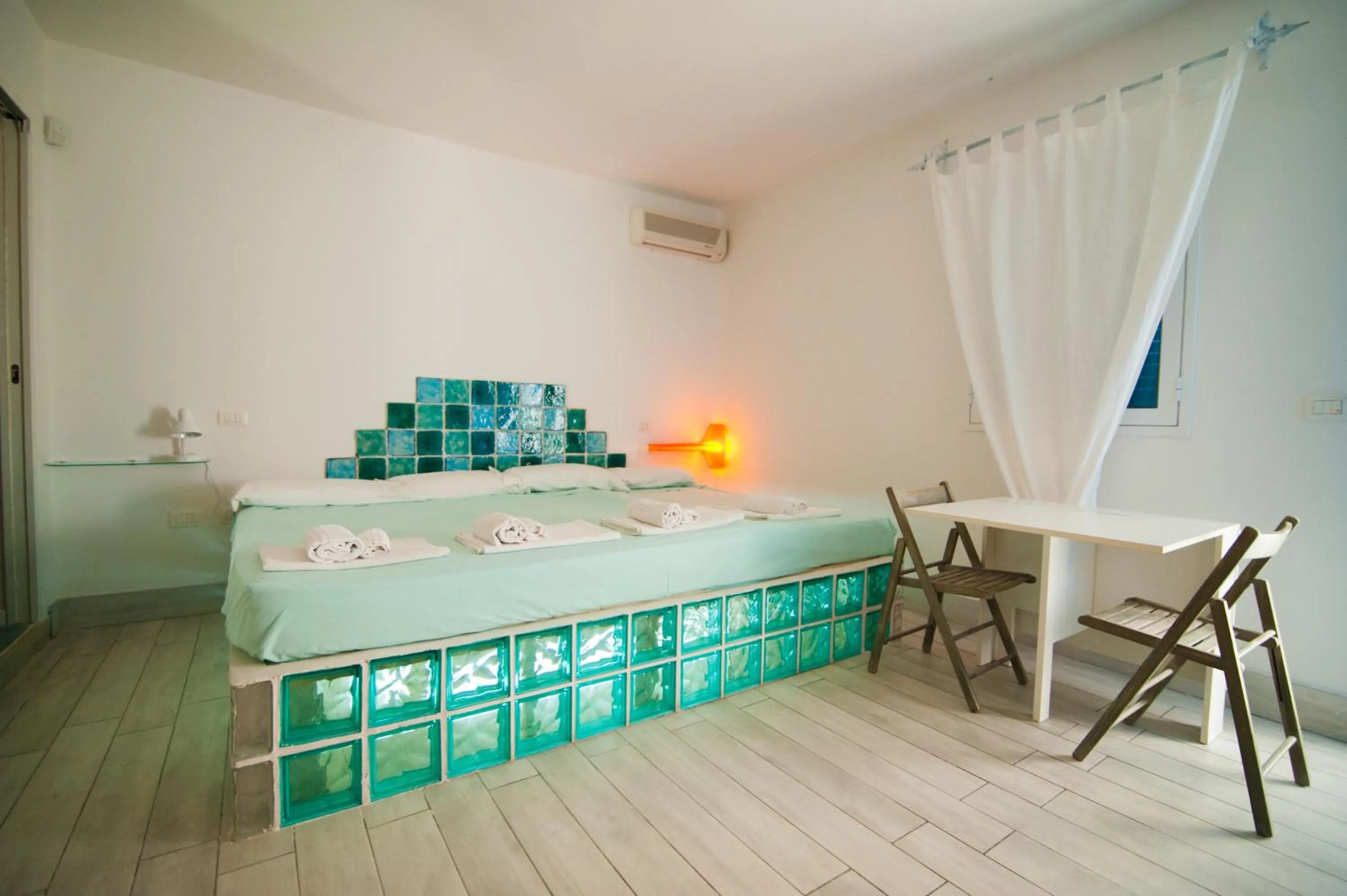 Photo of the whole room, Bed in Suite House L'Isola Che Non C'è