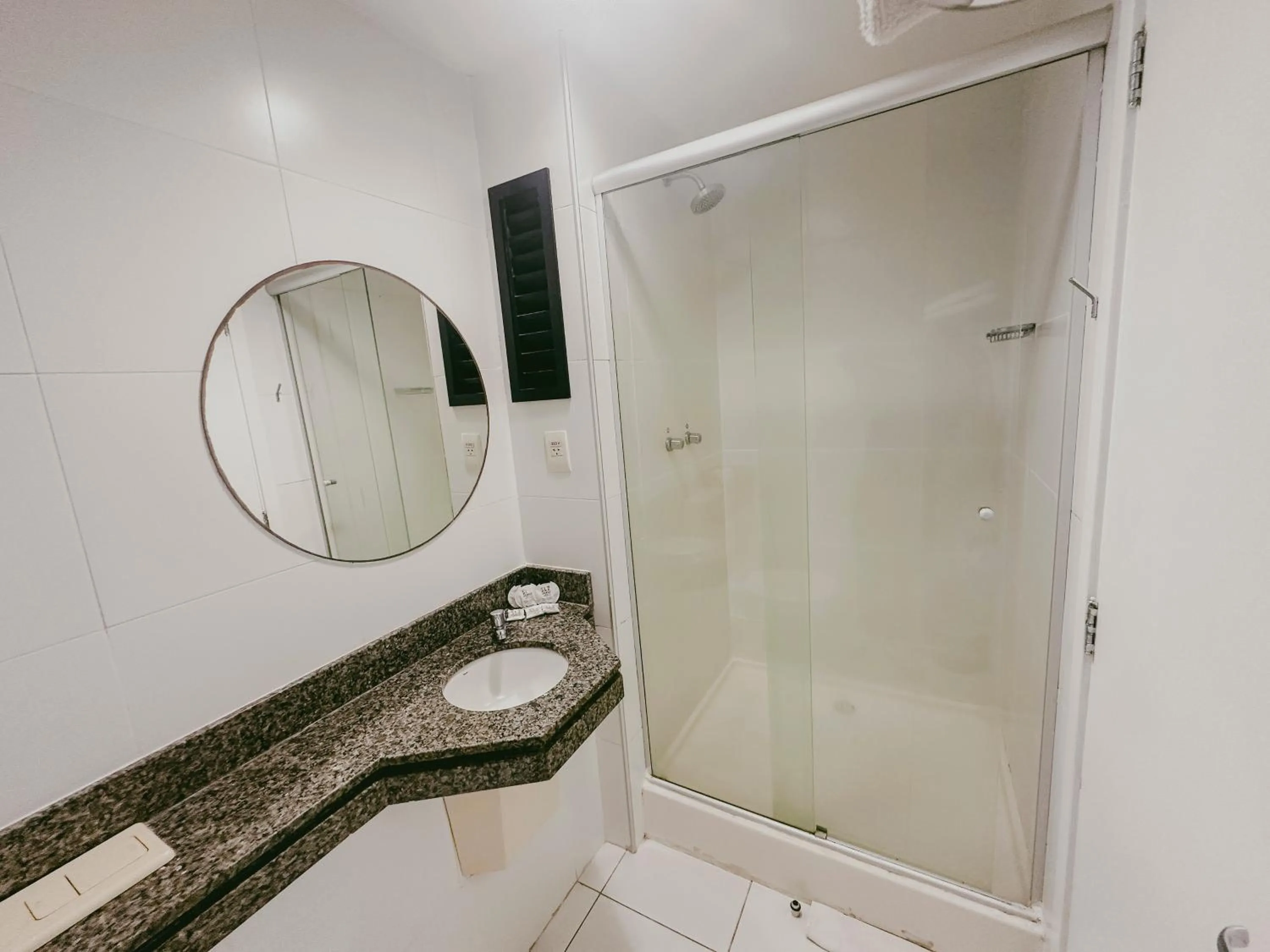 Shower in SLZ Lagoa Hotel