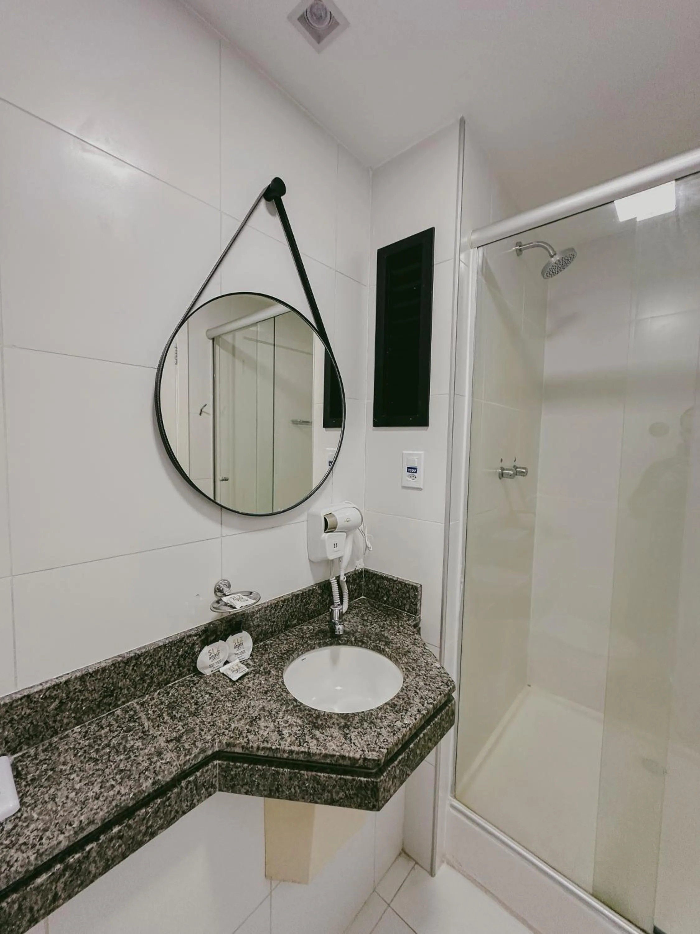 Bathroom in SLZ Lagoa Hotel